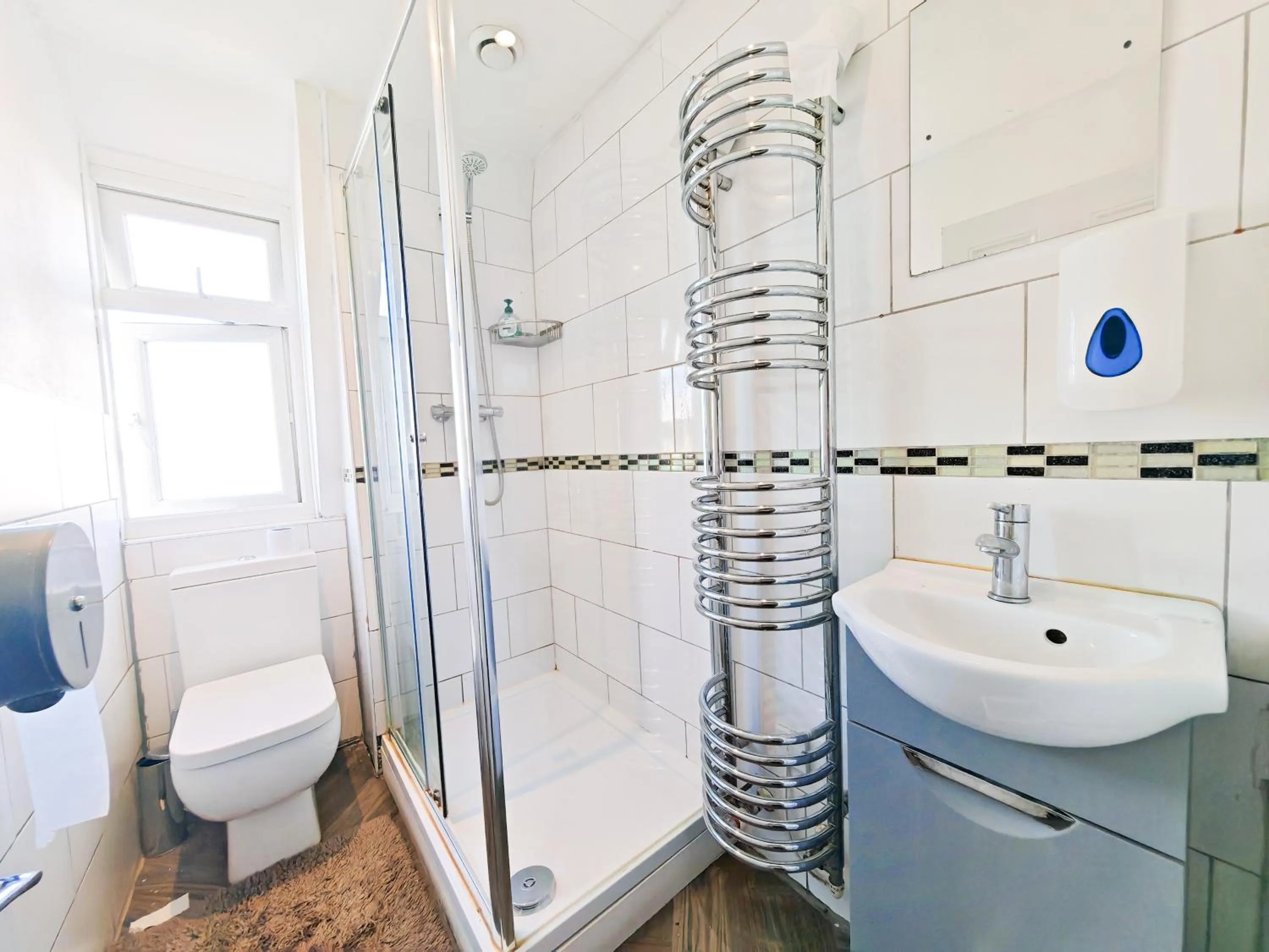 Shower in Prime Backpackers Angel