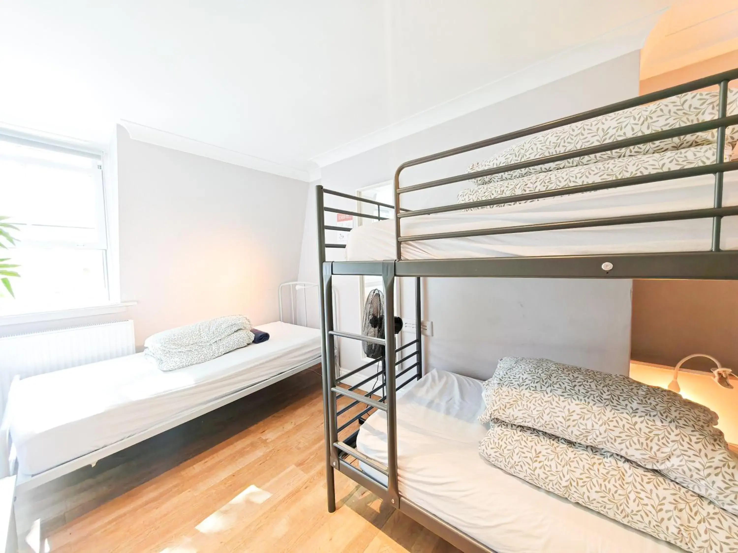 Basic Triple Room with Shared Bathroom in Prime Backpackers Angel Basic Triple Room with Shared Bathroom in Prime Backpackers Angel