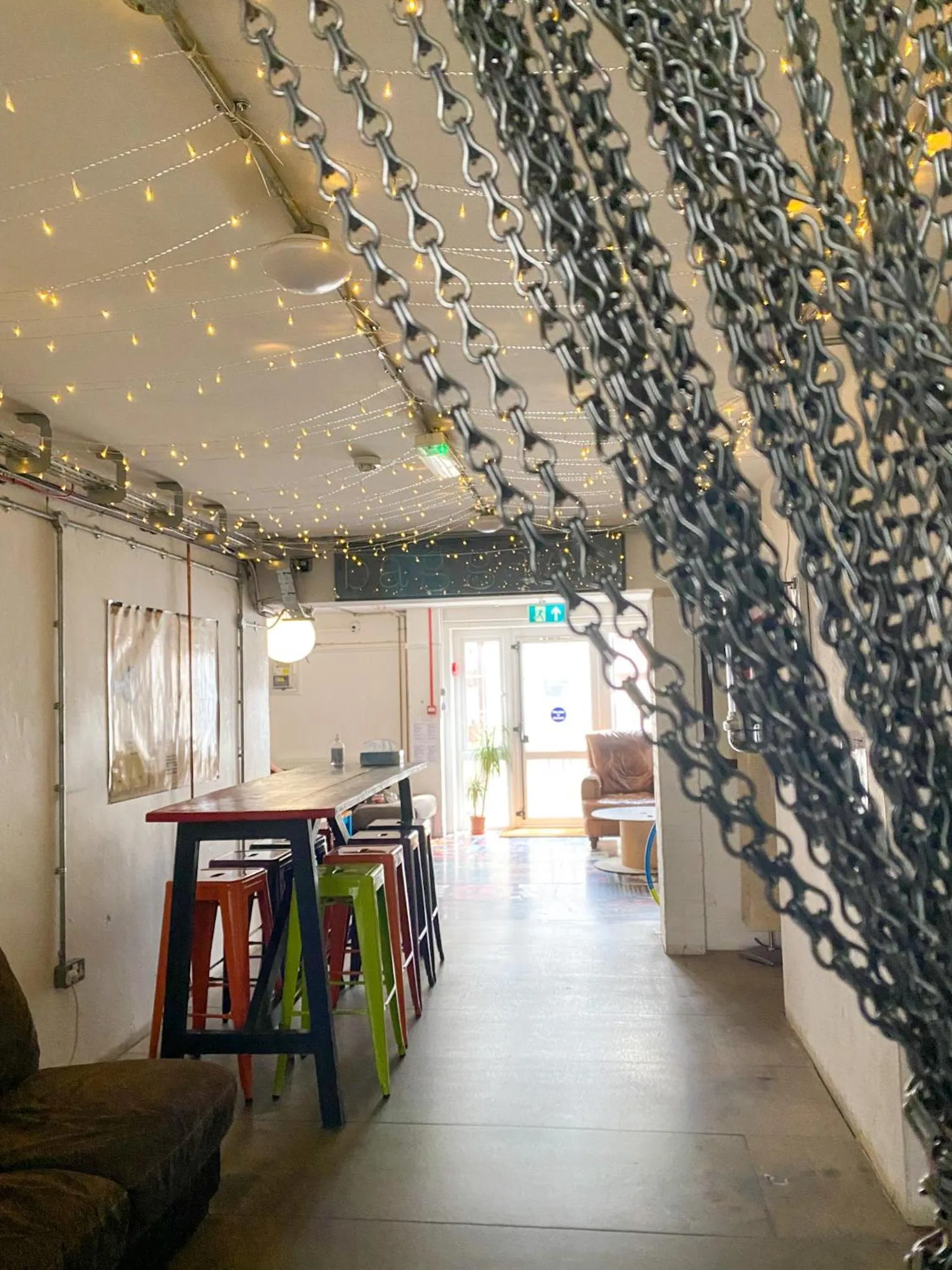 Communal lounge/ TV room in Prime Backpackers Angel