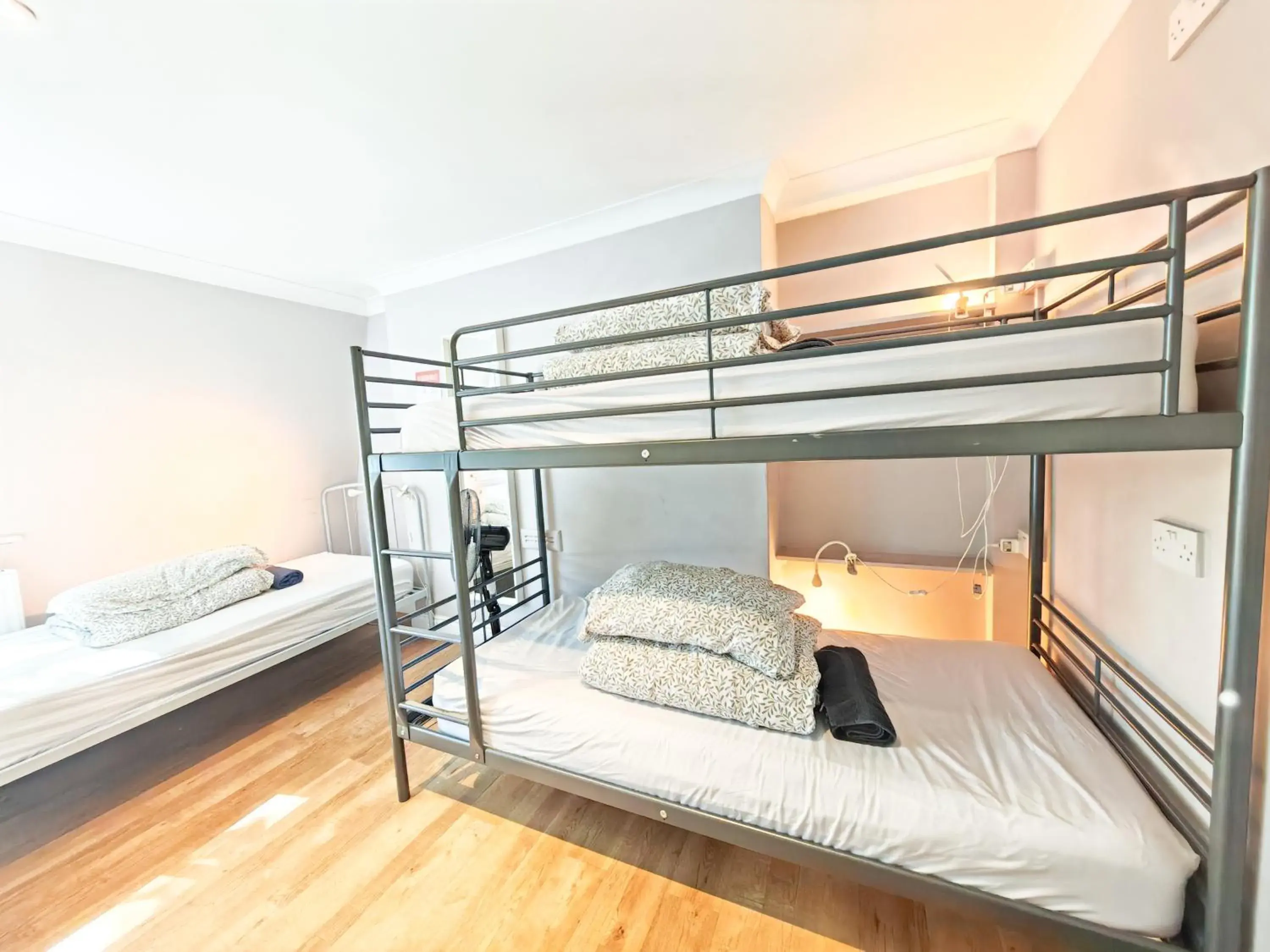 Basic Triple Room with Shared Bathroom in Prime Backpackers Angel Basic Triple Room with Shared Bathroom in Prime Backpackers Angel