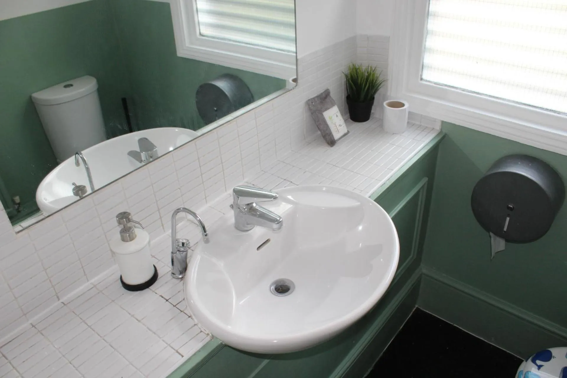 Bathroom in Prime Backpackers Angel