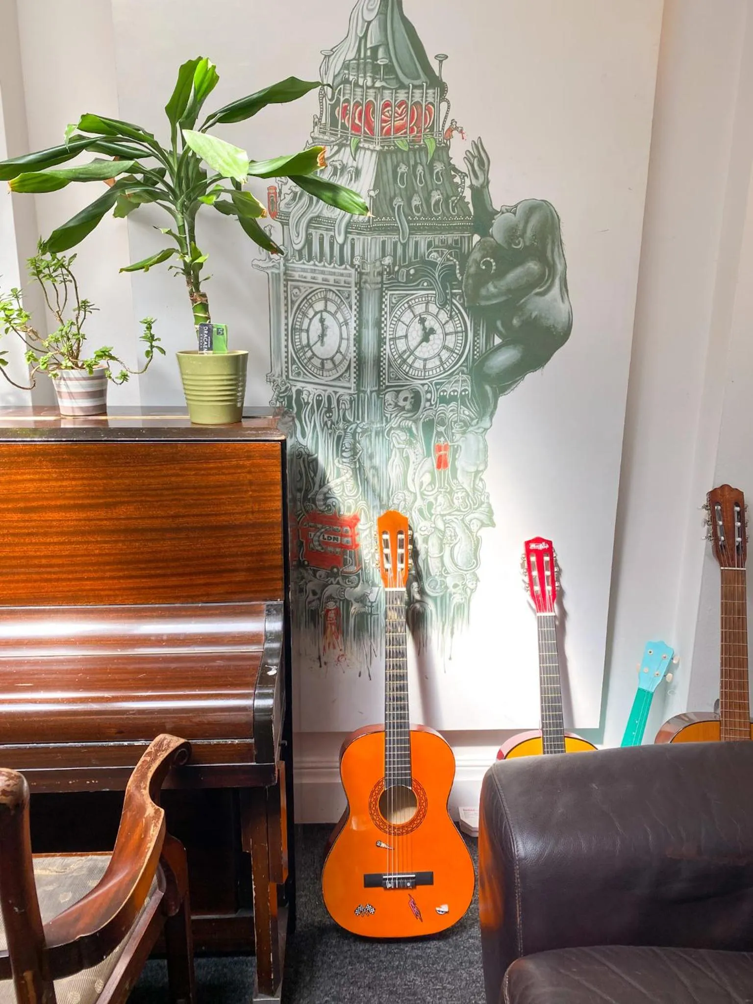 Communal lounge/ TV room in Prime Backpackers Angel