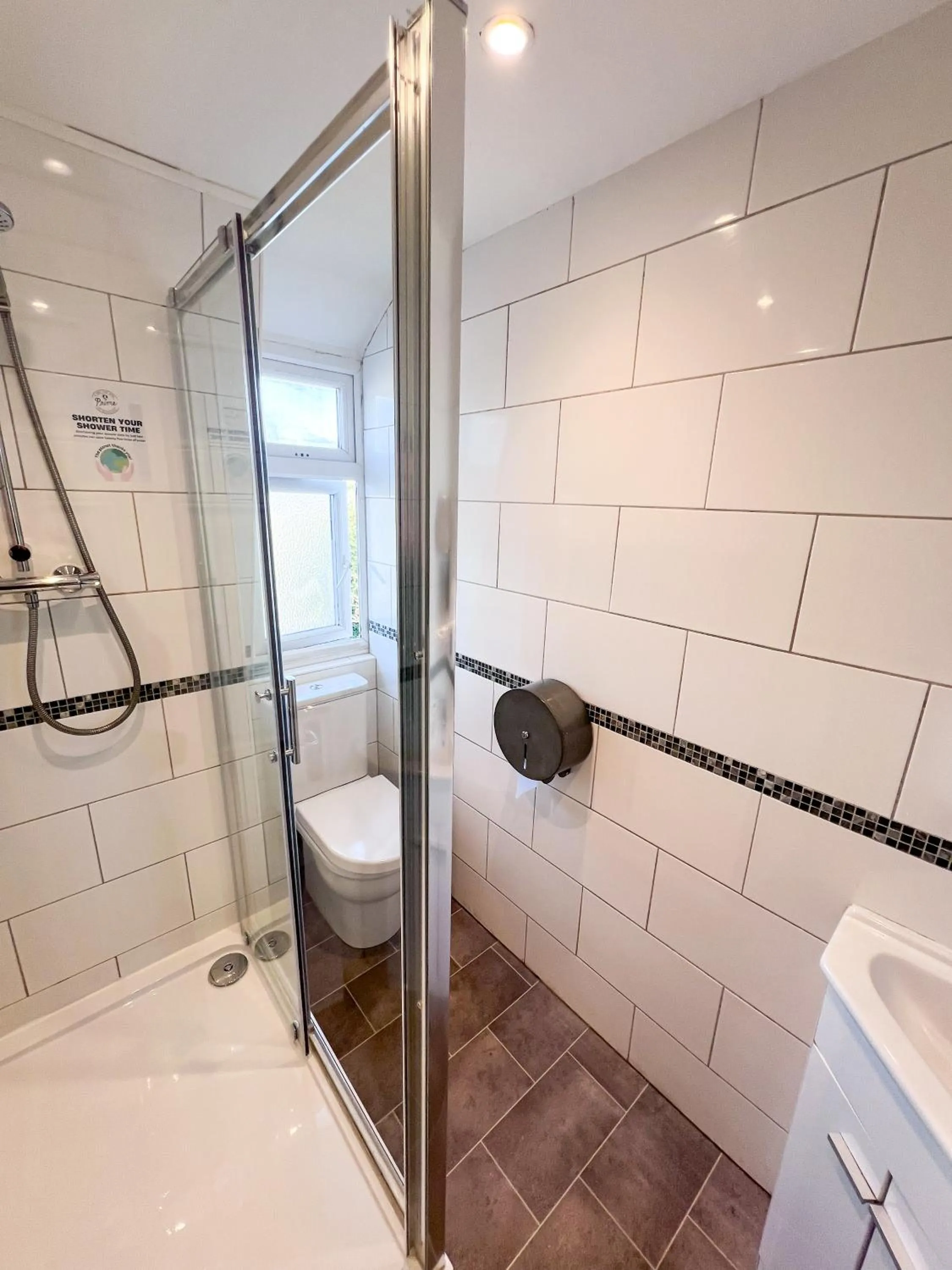 Bathroom in Prime Backpackers Angel