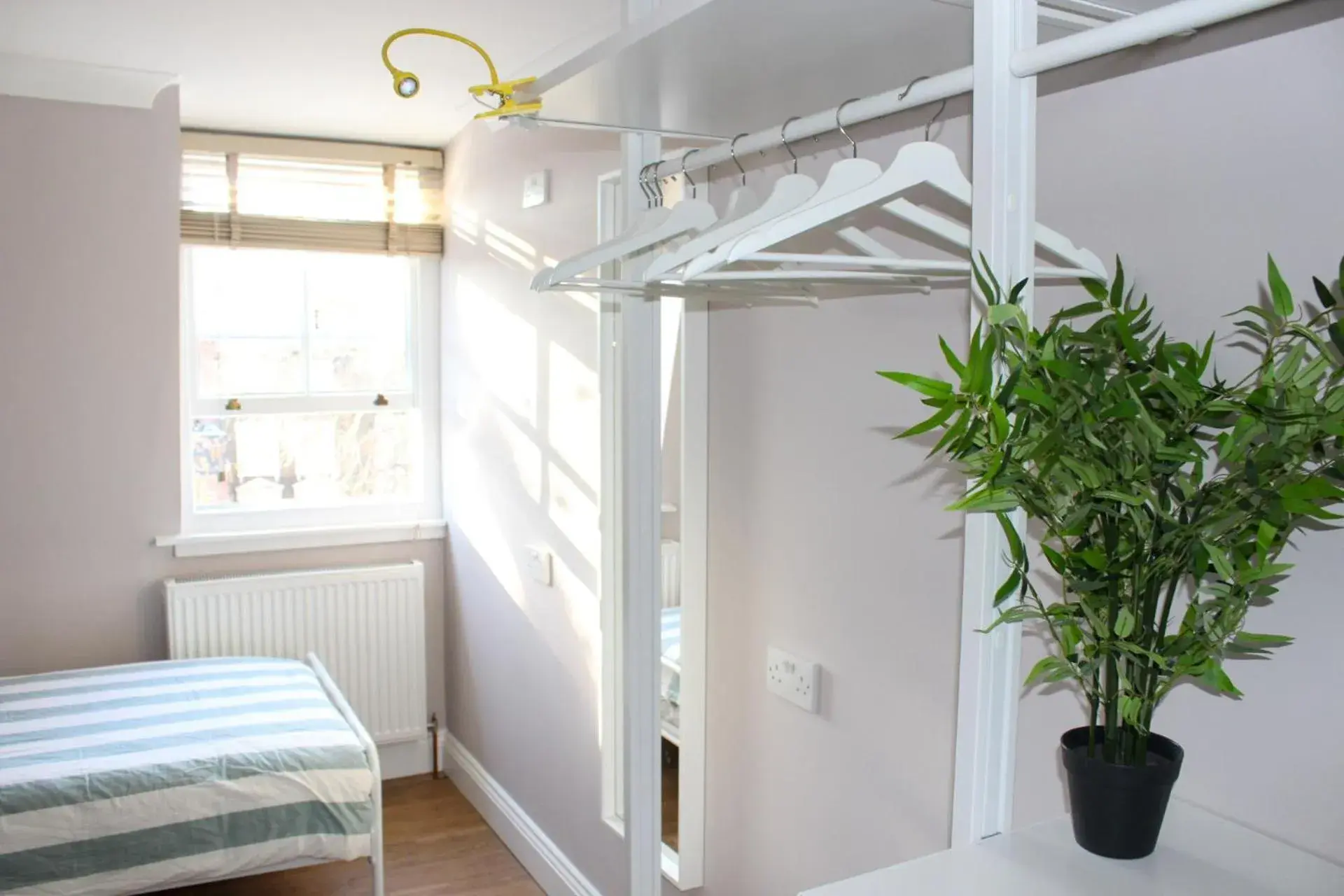 Twin Room with Shared Bathroom in Prime Backpackers Angel Twin Room with Shared Bathroom in Prime Backpackers Angel