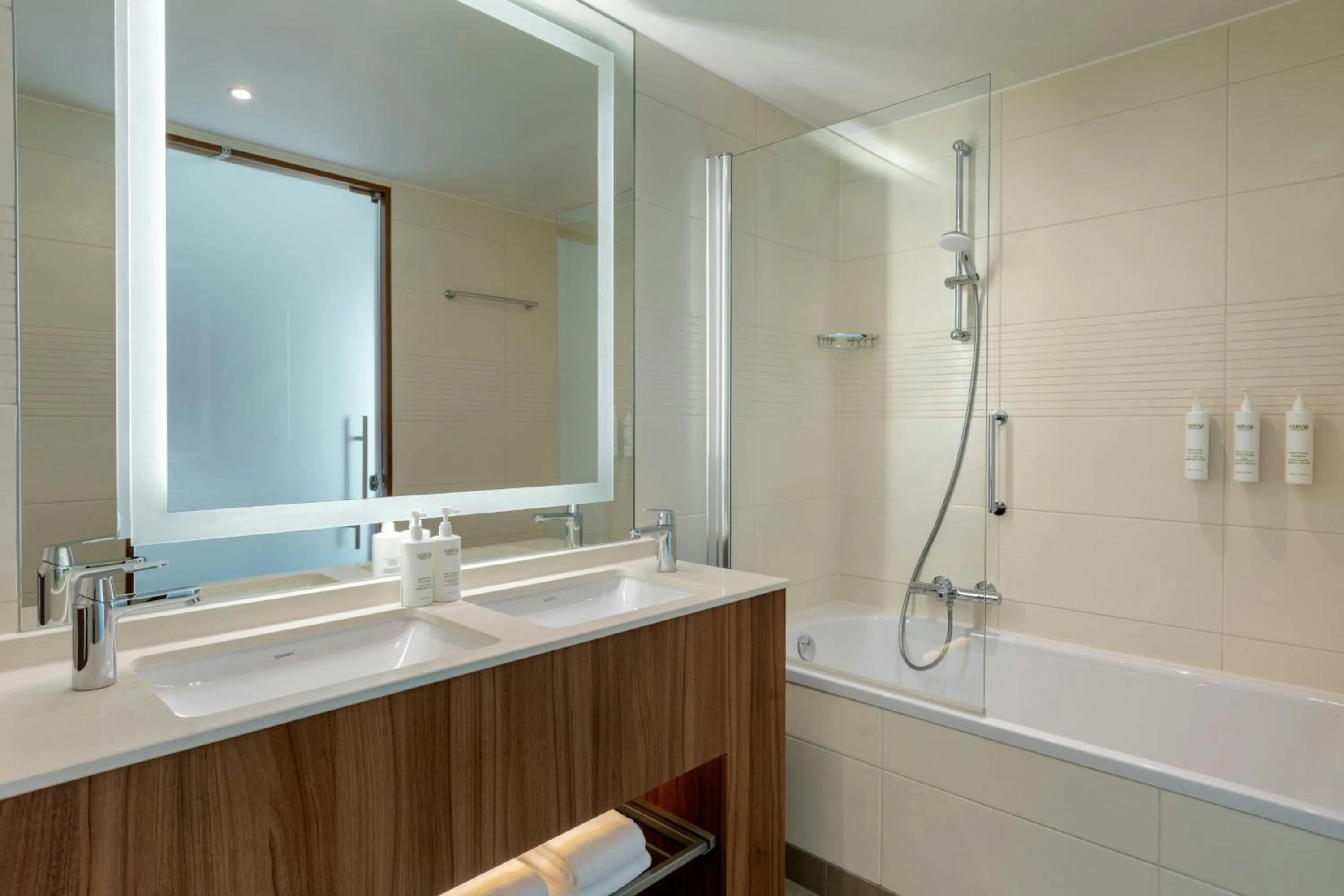 Bathroom in Courtyard by Marriott Amsterdam Arena Atlas