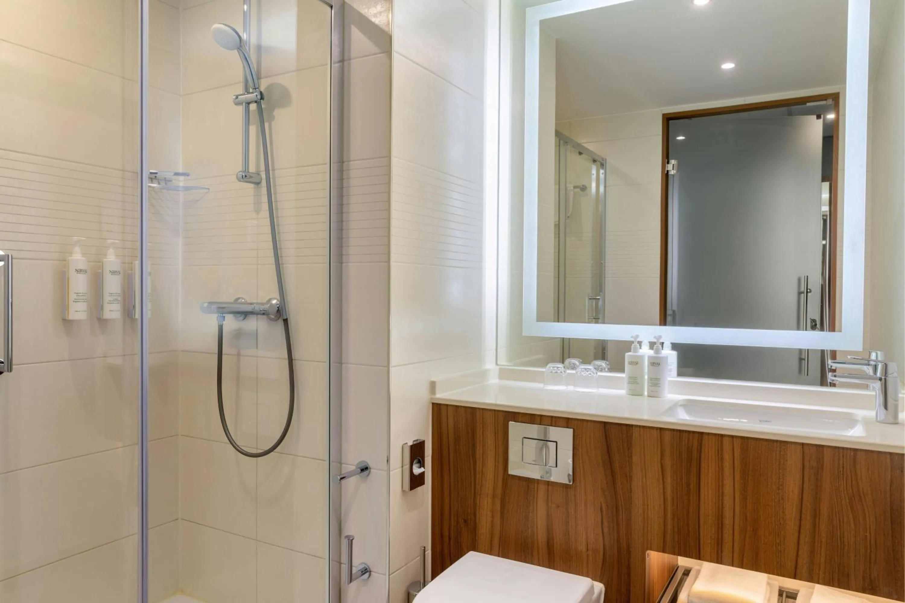 Bathroom in Courtyard by Marriott Amsterdam Arena Atlas