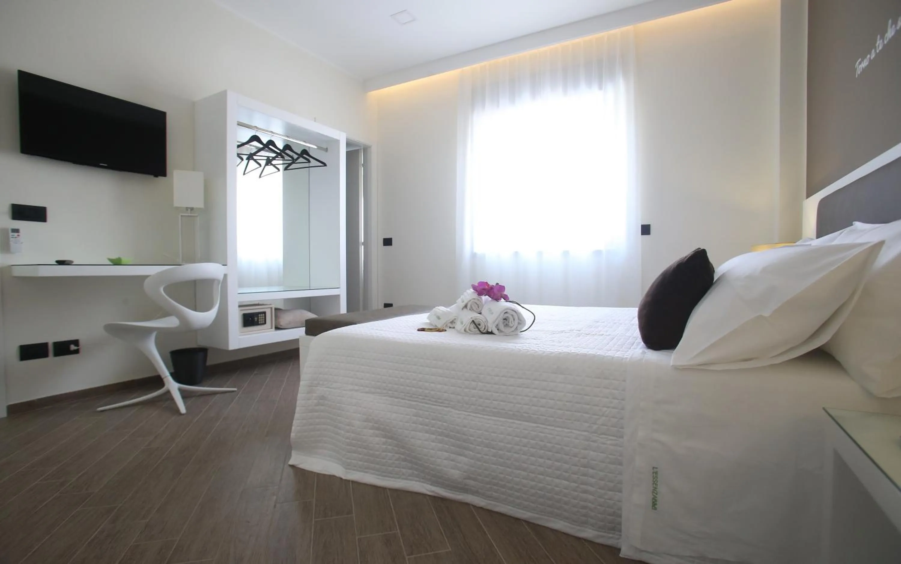 Photo of the whole room, Bed in L`essenza B&B
