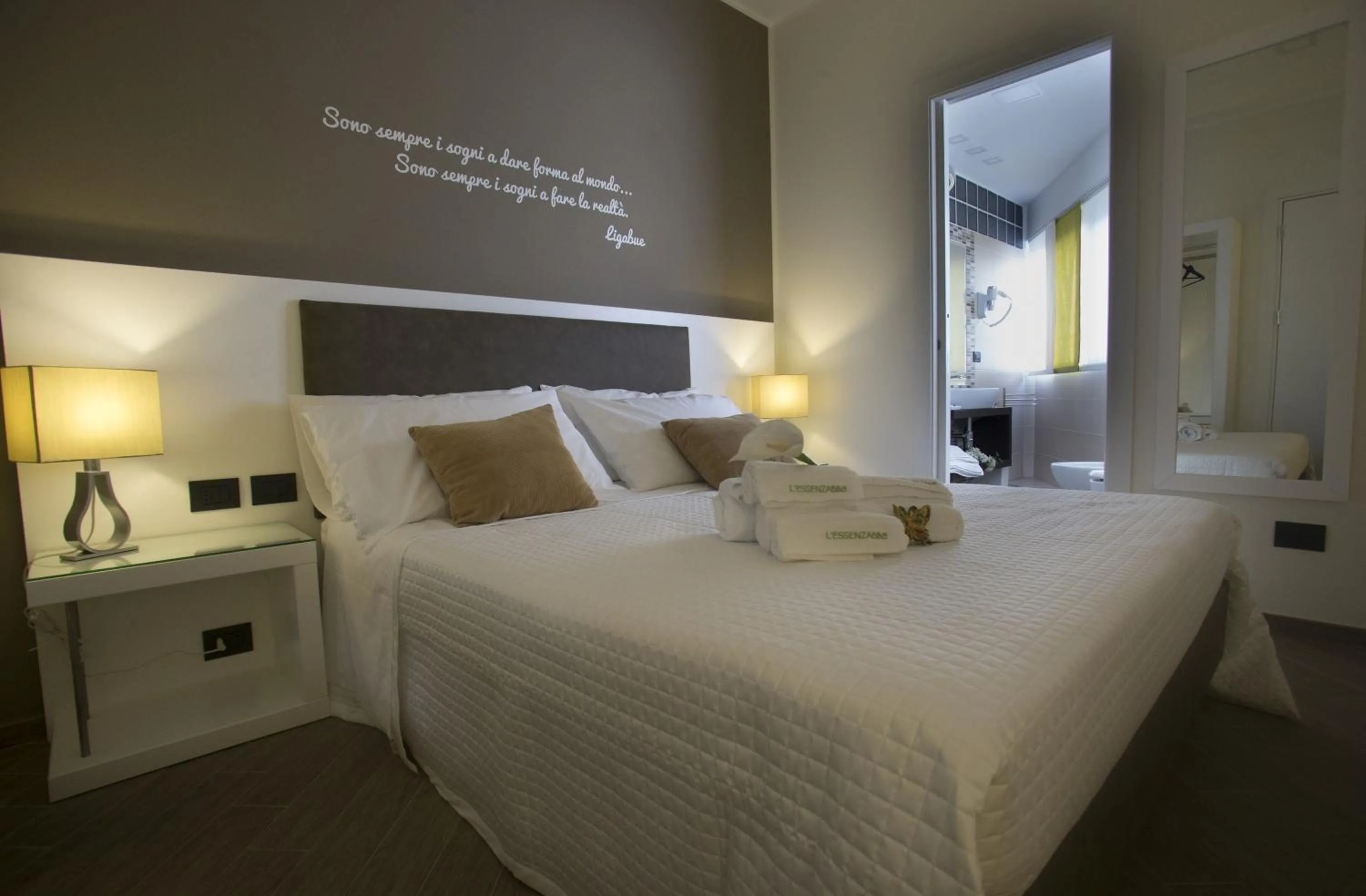 Photo of the whole room, Bed in L`essenza B&B