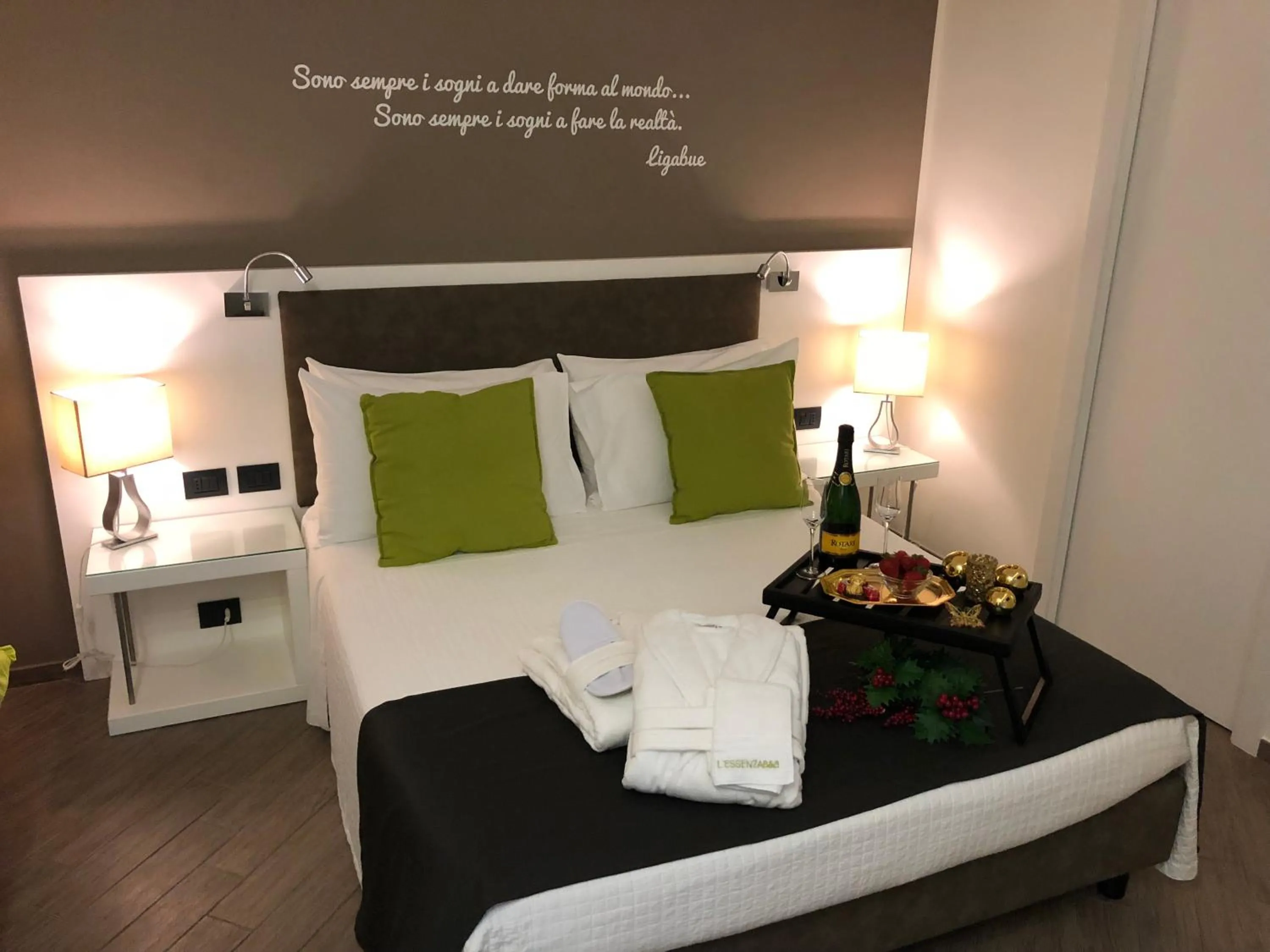 Photo of the whole room, Bed in L`essenza B&B
