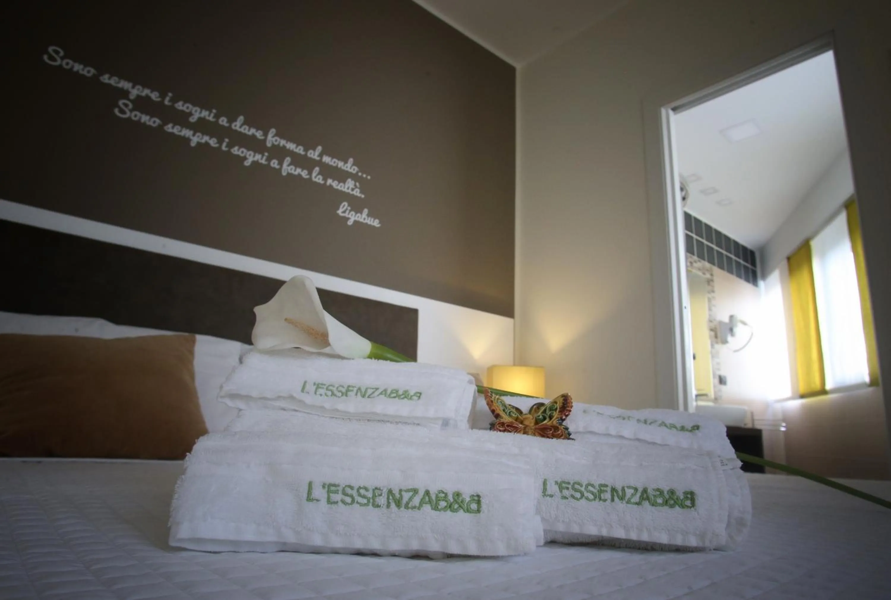 Photo of the whole room, Bed in L`essenza B&B