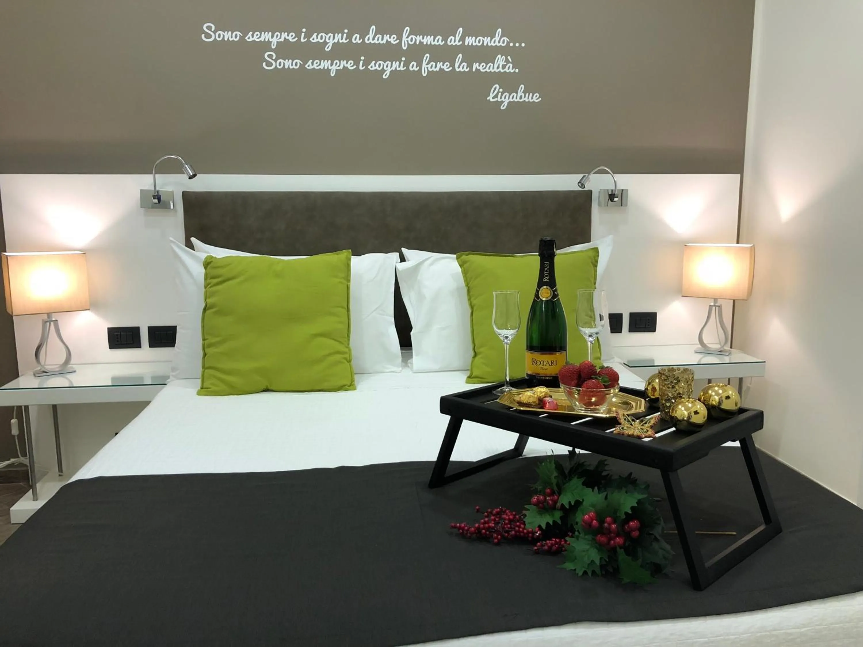 Food and drinks, Bed in L`essenza B&B