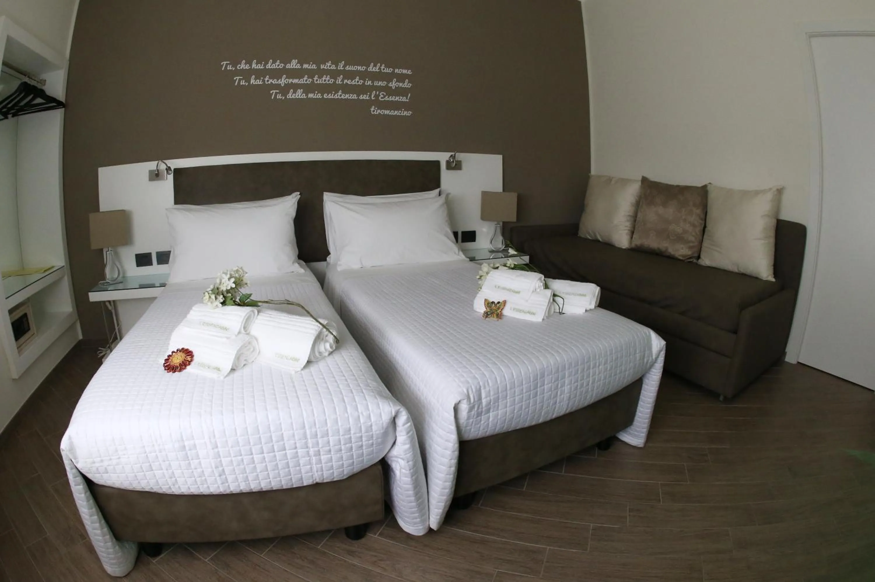 Photo of the whole room, Bed in L`essenza B&B