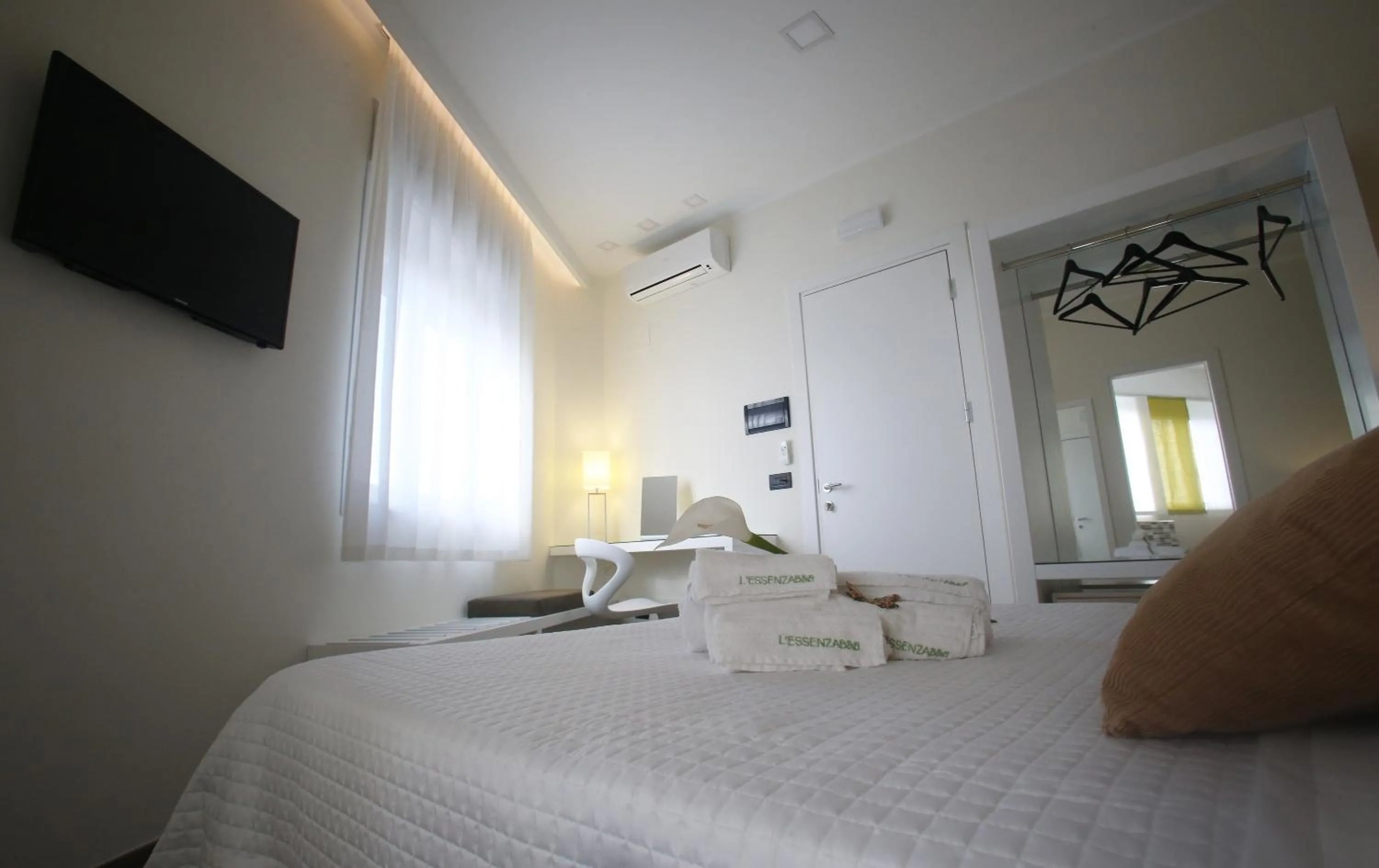 Photo of the whole room, Bed in L`essenza B&B