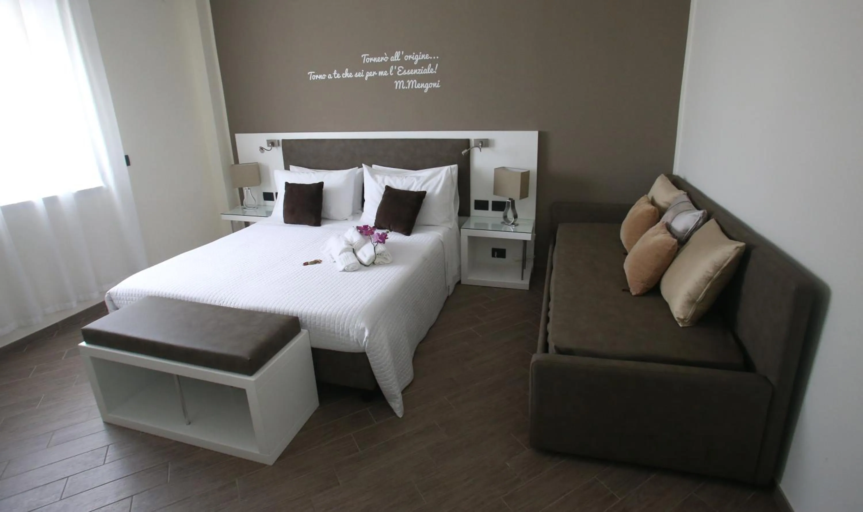 Photo of the whole room, Bed in L`essenza B&B