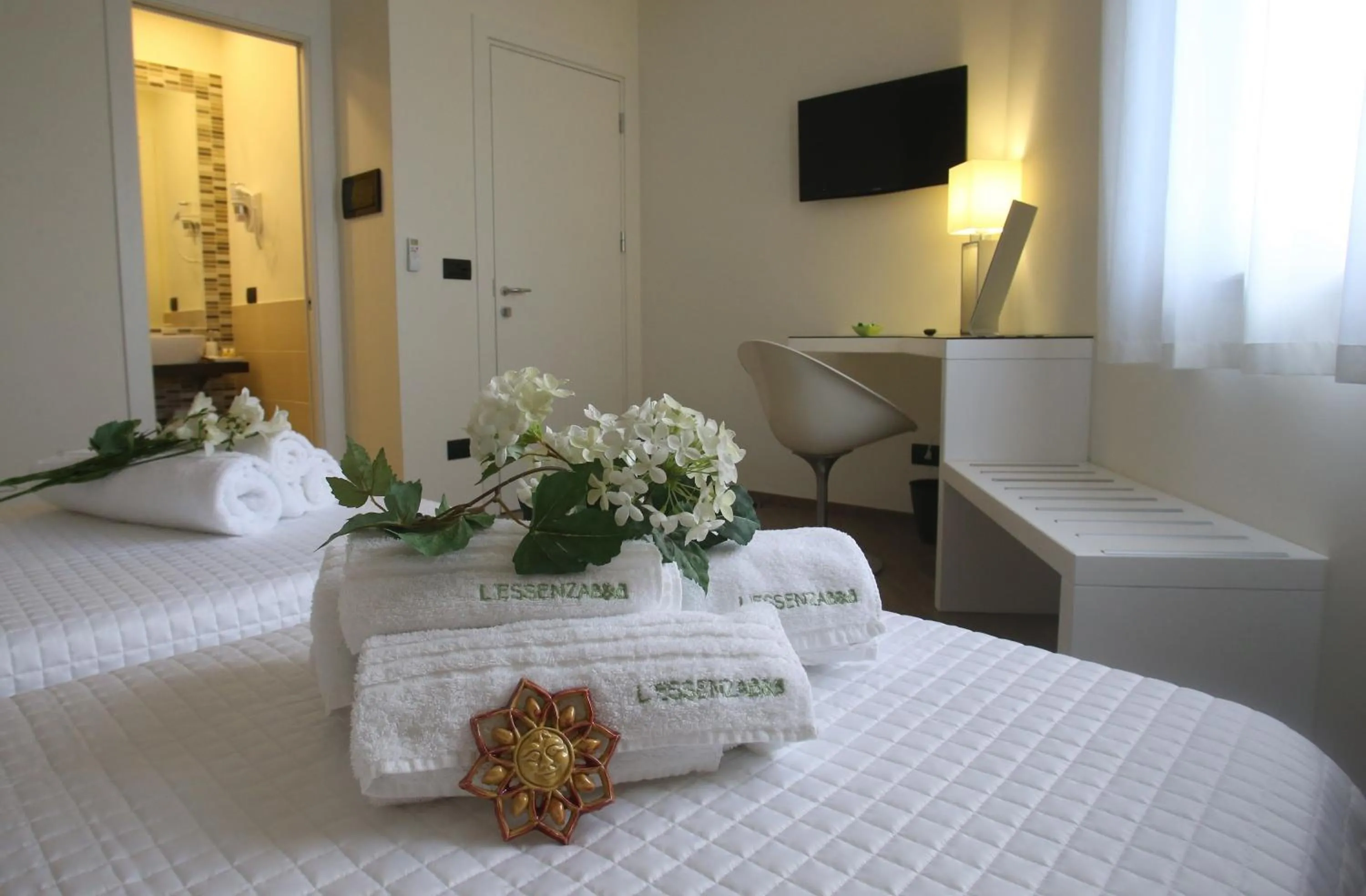 Photo of the whole room, Bed in L`essenza B&B