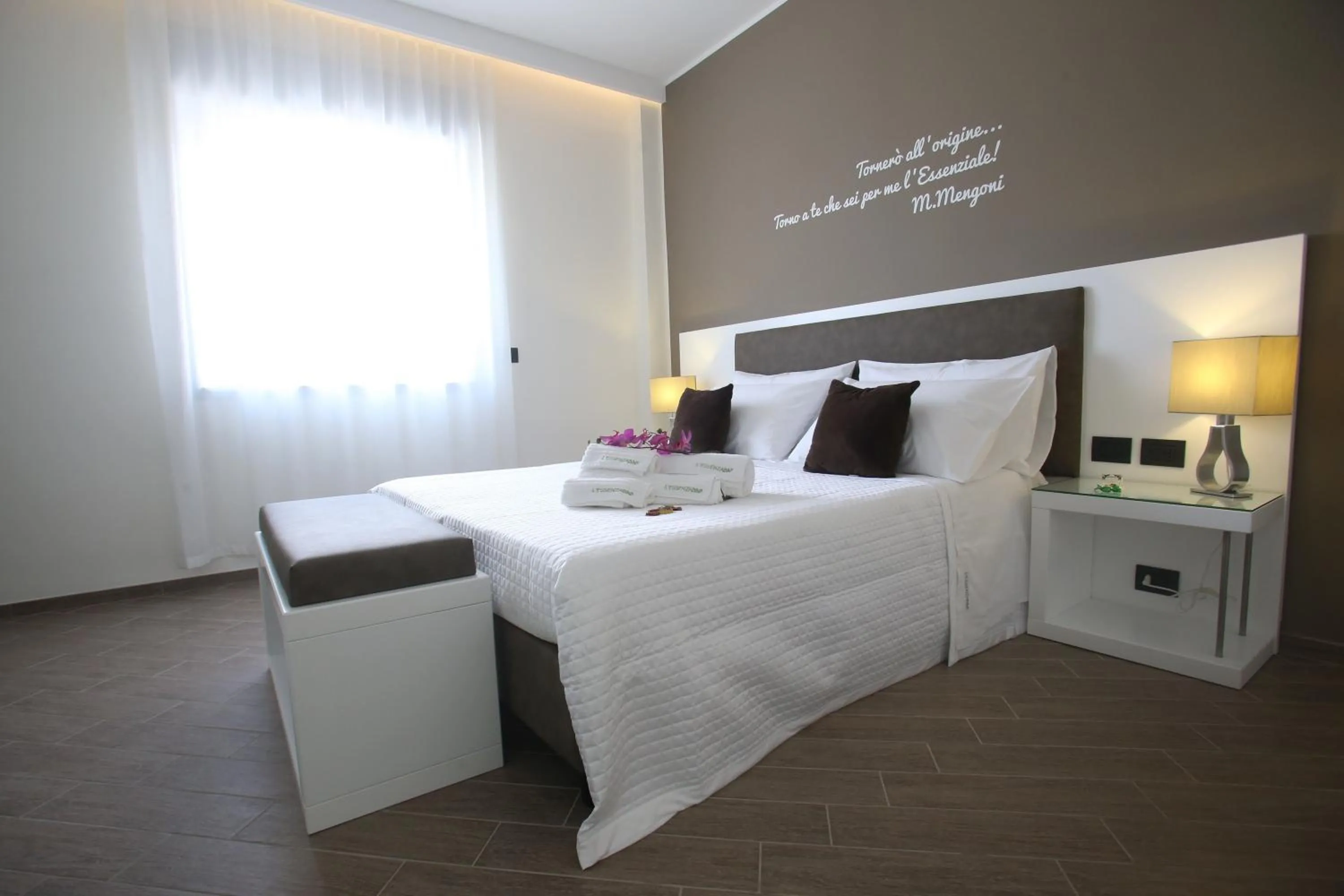 Photo of the whole room, Bed in L`essenza B&B