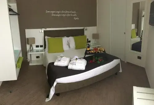 Deluxe Double Room with Sea View in L`essenza B&B Deluxe Double Room with Sea View in L`essenza B&B