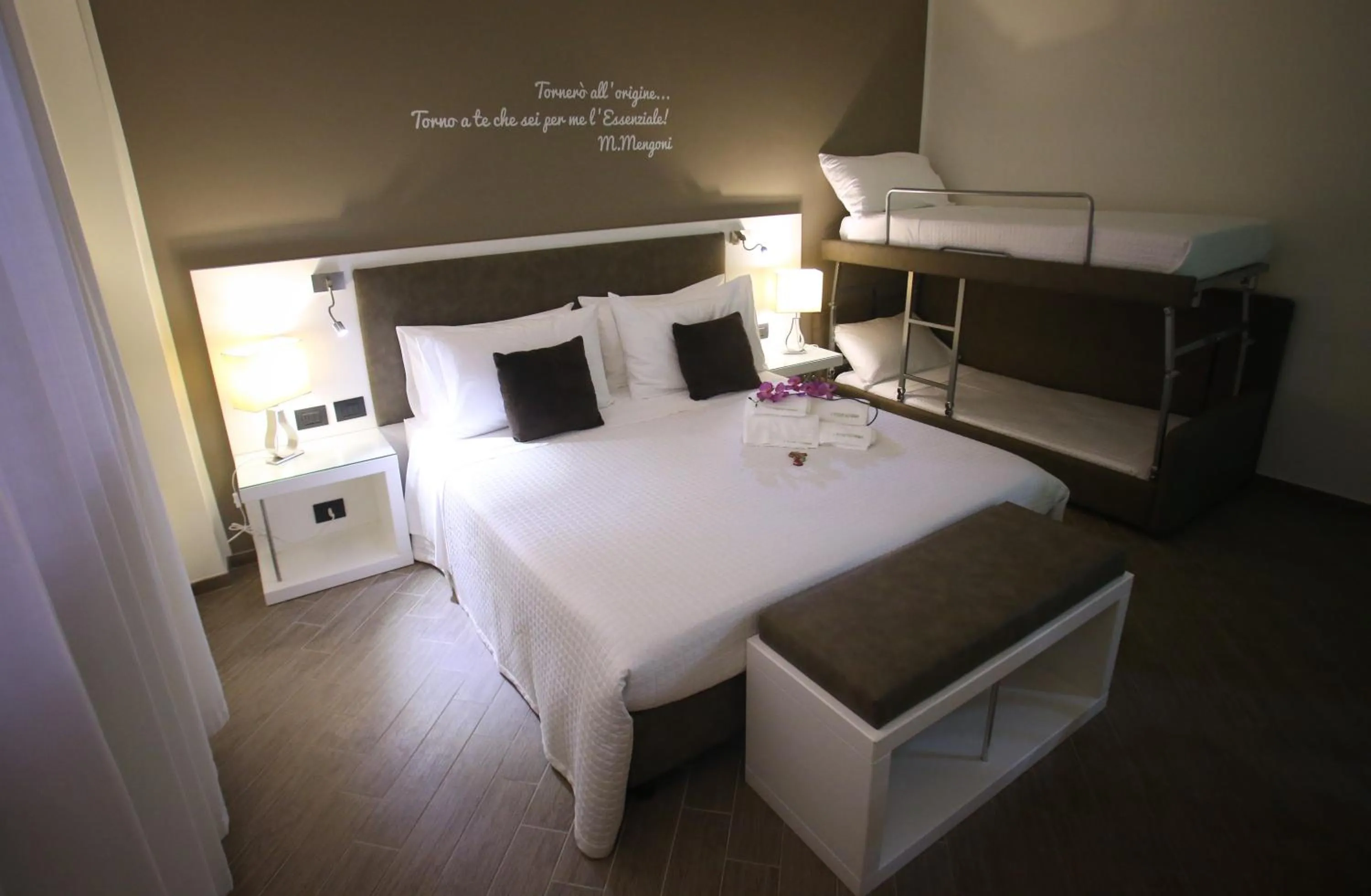 Photo of the whole room, Bed in L`essenza B&B