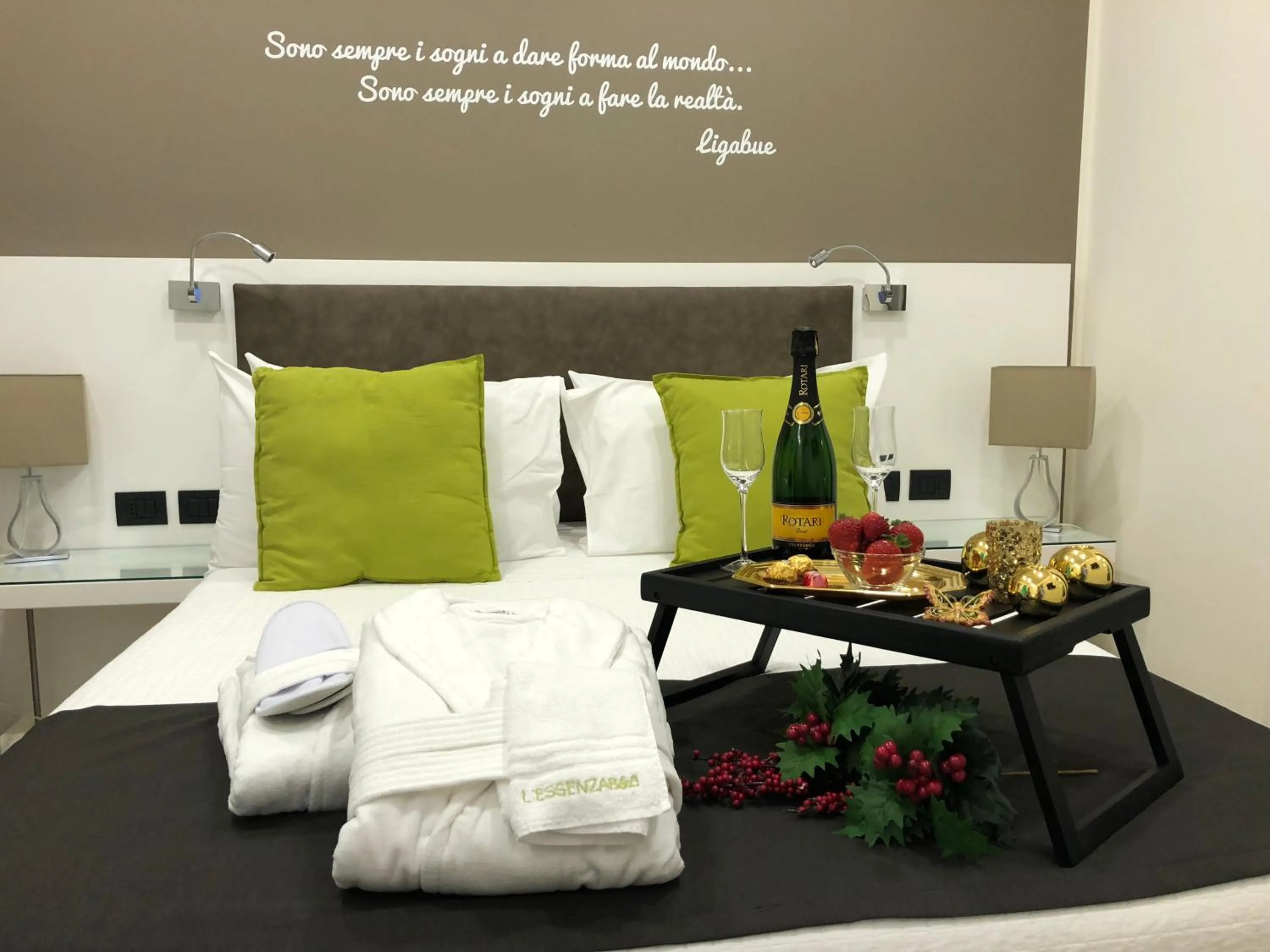 Food and drinks, Bed in L`essenza B&B