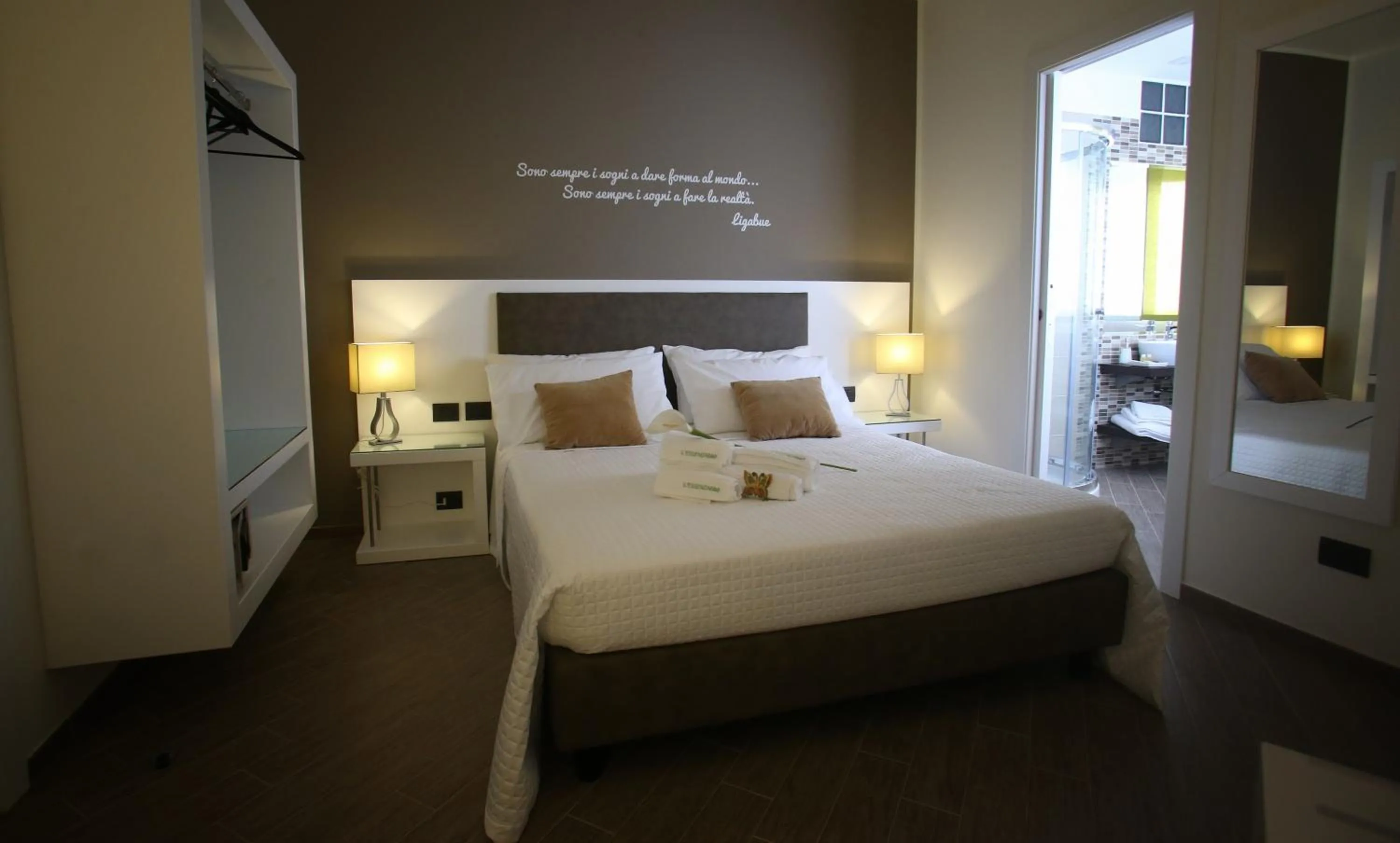 Photo of the whole room, Bed in L`essenza B&B