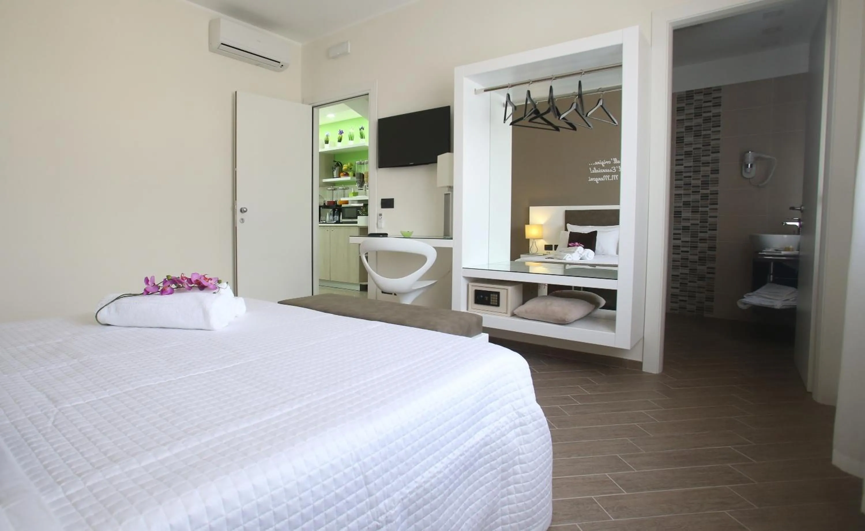 Photo of the whole room, Bed in L`essenza B&B