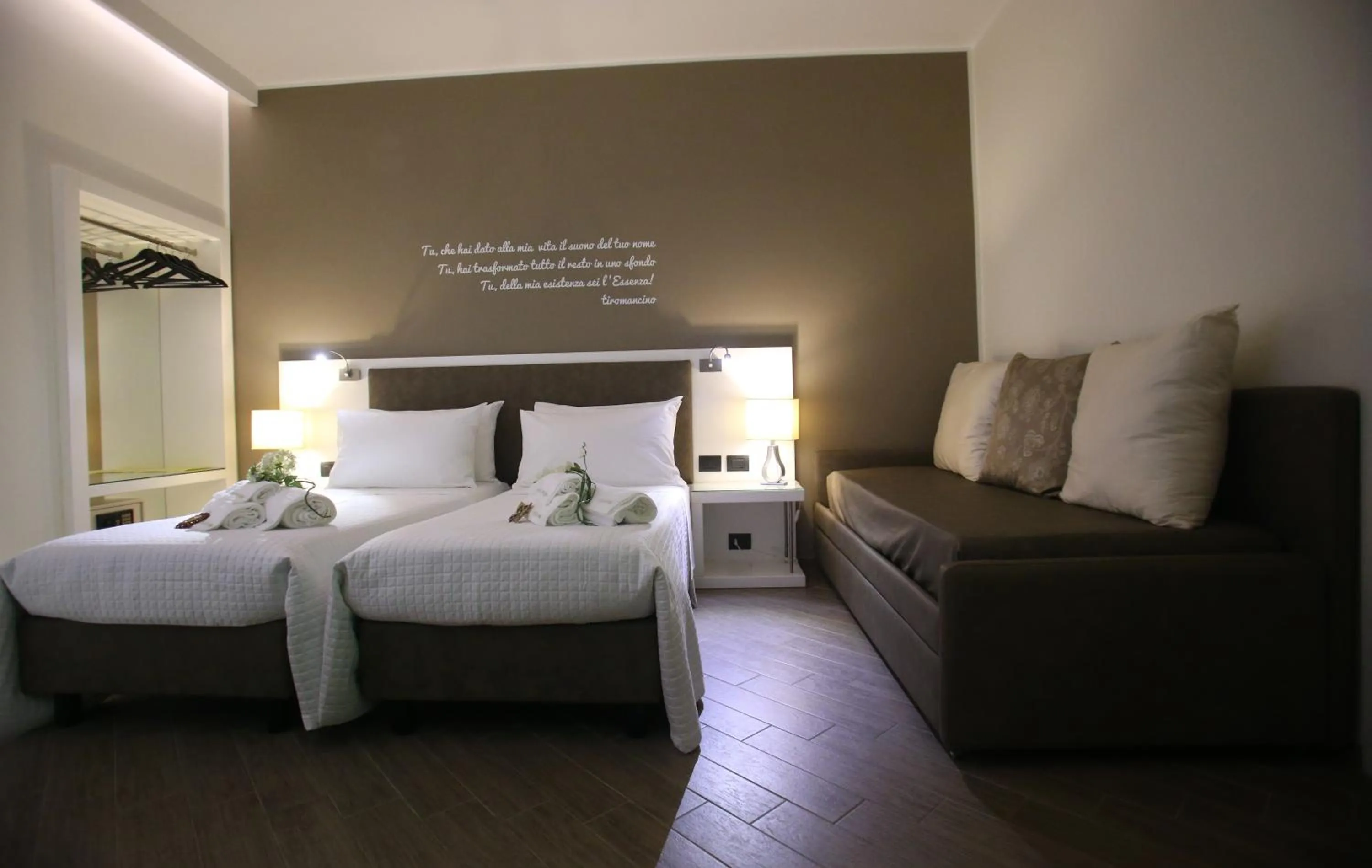 Photo of the whole room, Bed in L`essenza B&B