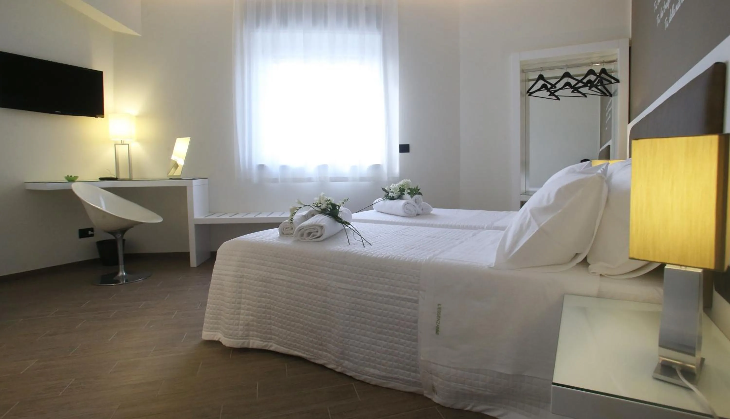 Photo of the whole room, Bed in L`essenza B&B