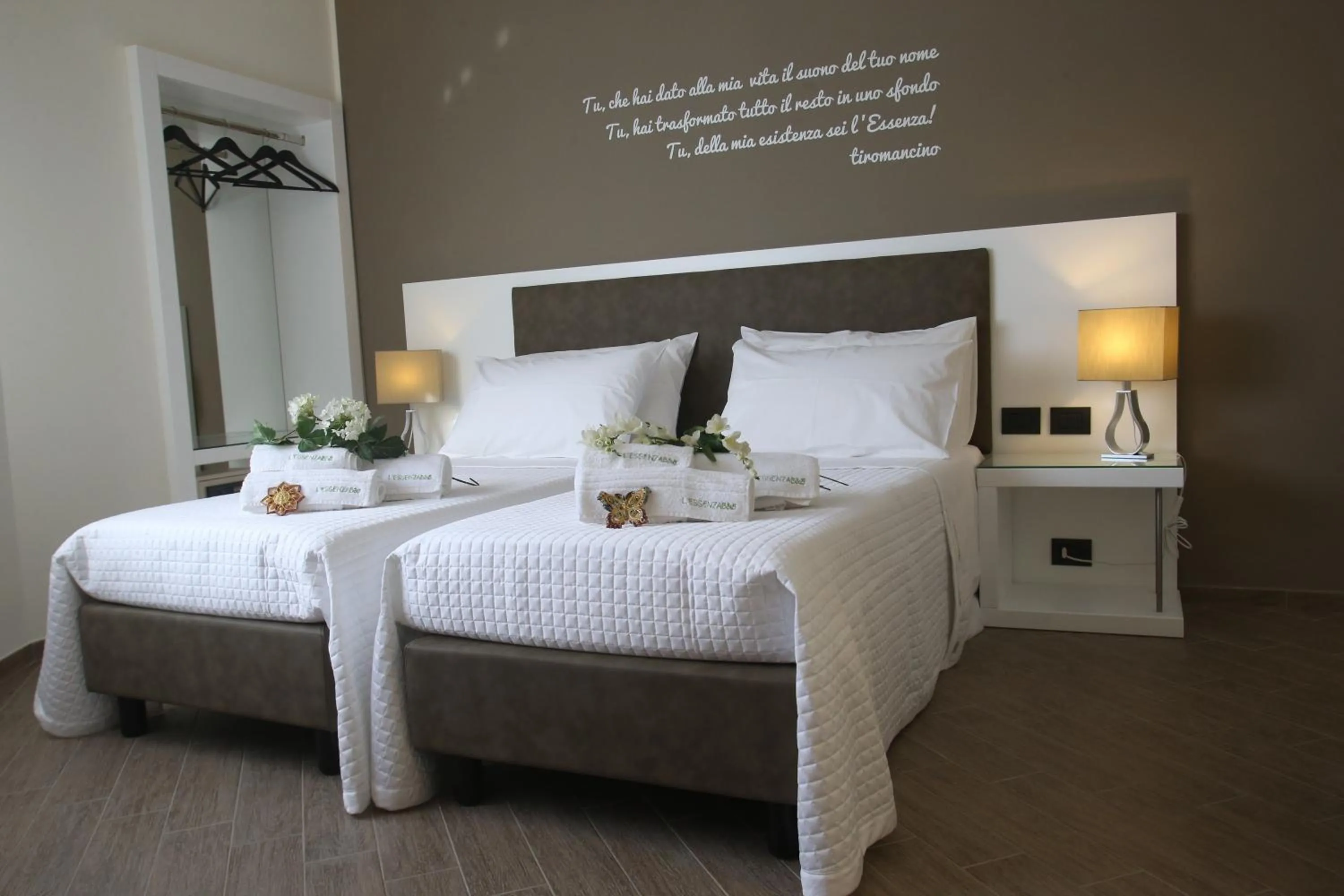 Photo of the whole room, Bed in L`essenza B&B