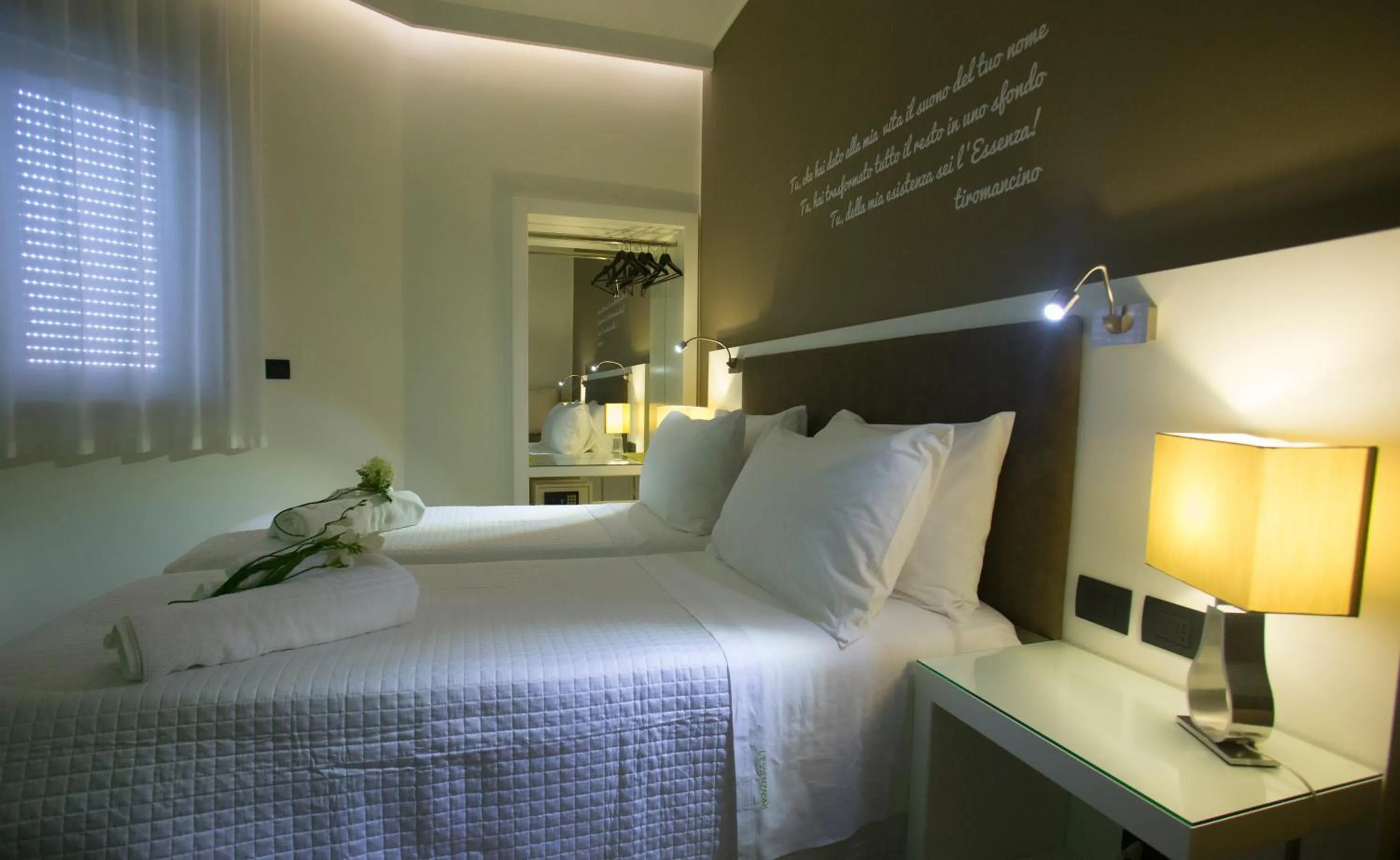 Photo of the whole room, Bed in L`essenza B&B