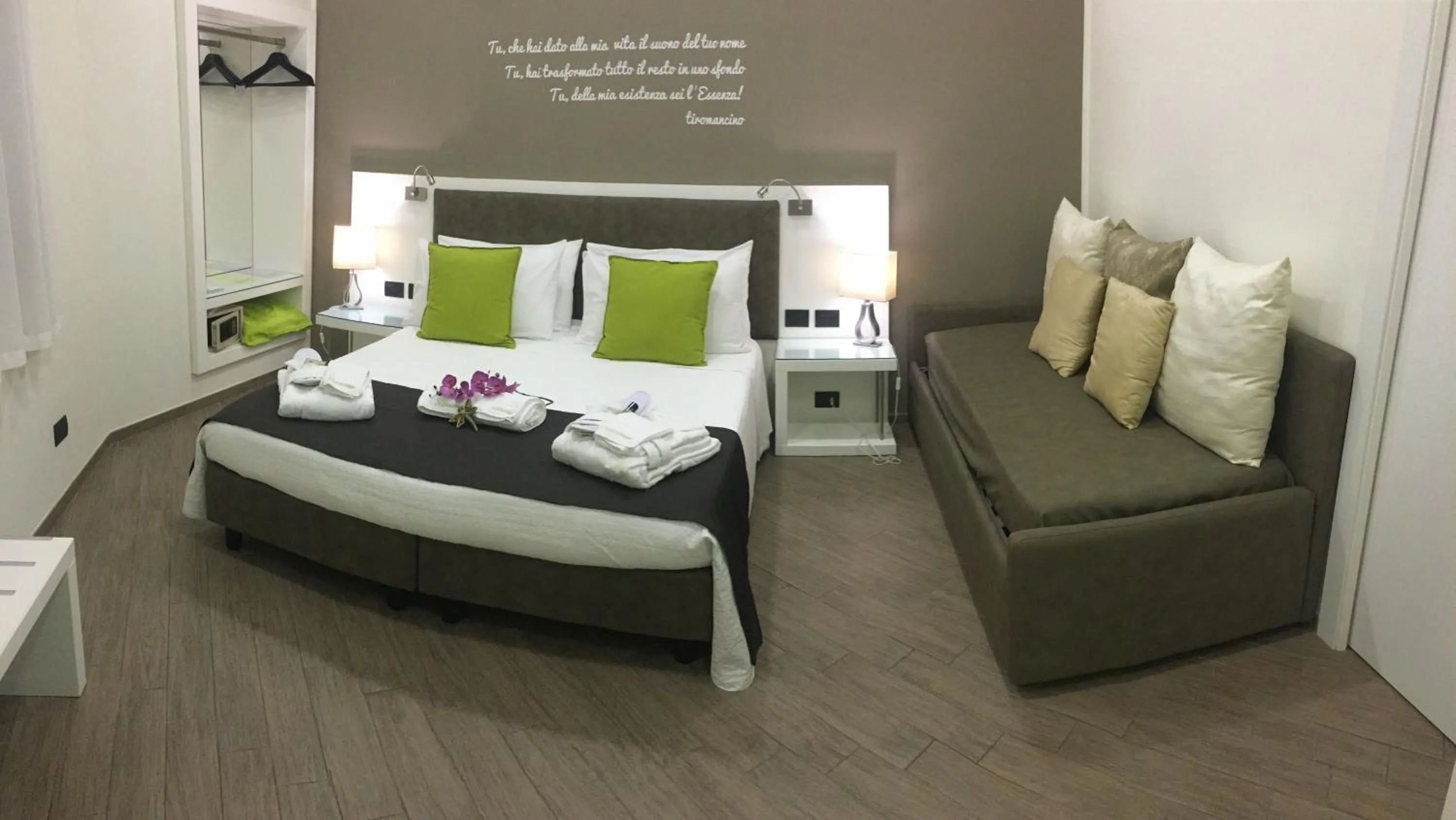 Photo of the whole room, Bed in L`essenza B&B