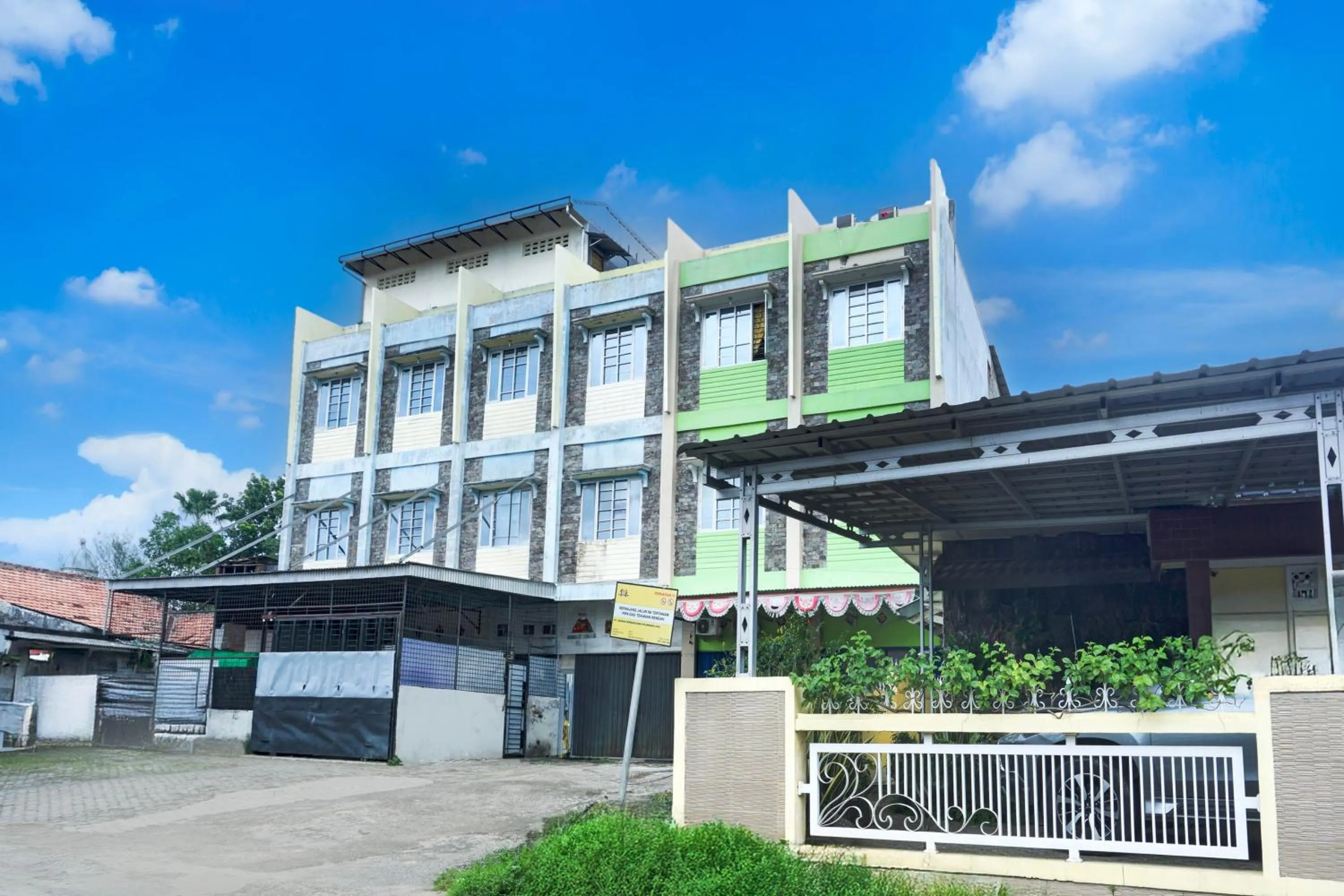 Facade/entrance in Hotel O Ilir Timur I Near Rsud Siti Fatimah Az-Zahra Formerly Lumendiva Suite