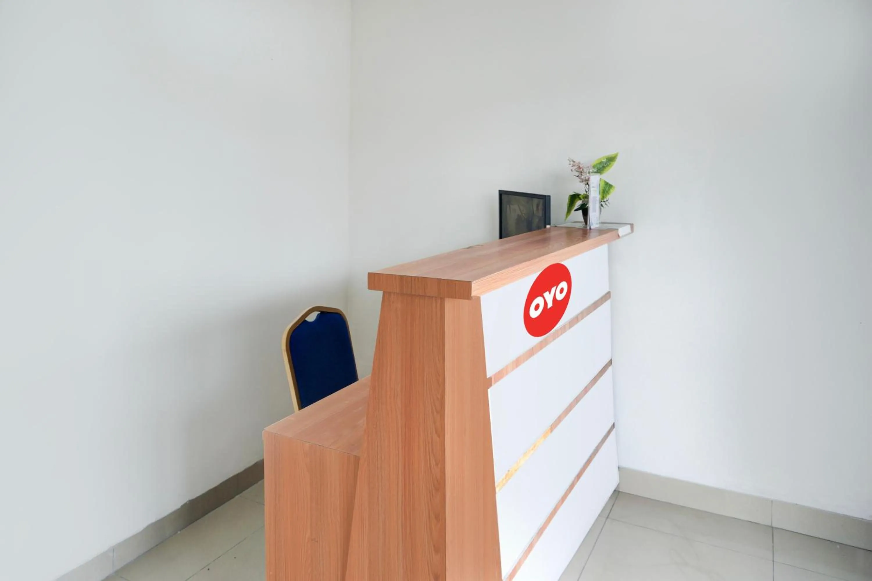 Lobby or reception in Hotel O Ilir Timur I Near Rsud Siti Fatimah Az-Zahra Formerly Lumendiva Suite