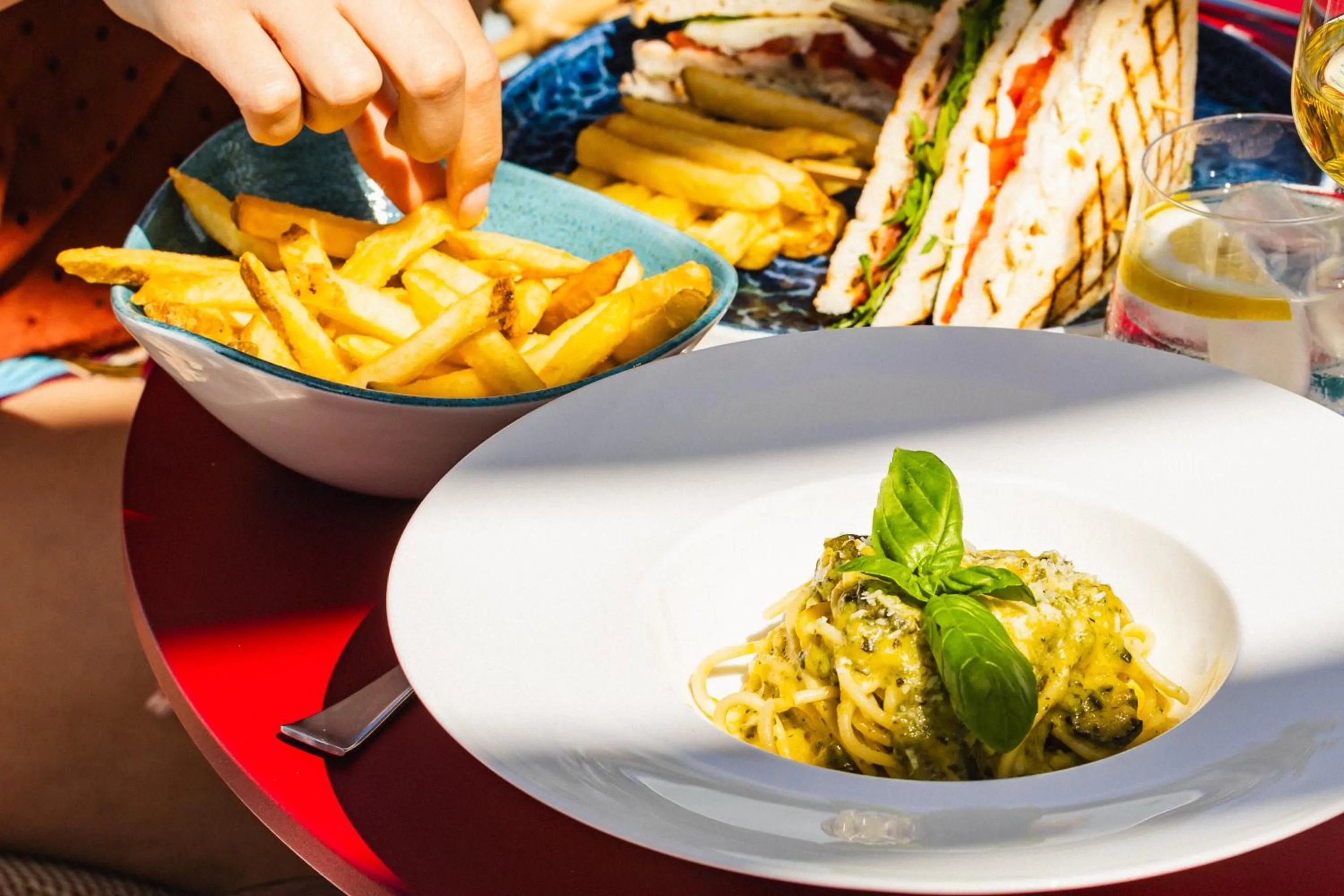 Restaurant/places to eat in Hotel Plaza