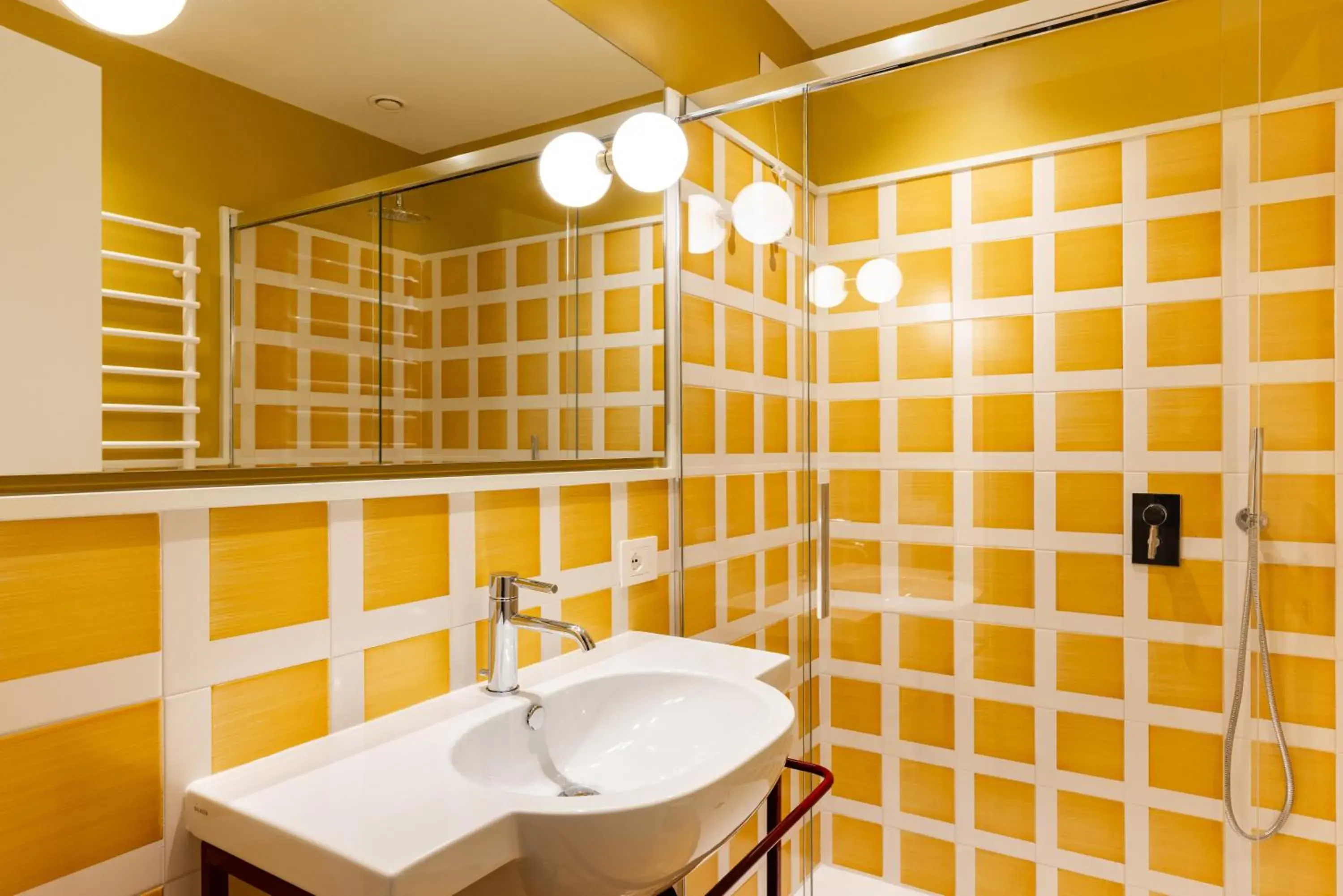 Bathroom in Hotel Plaza Bathroom in Hotel Plaza