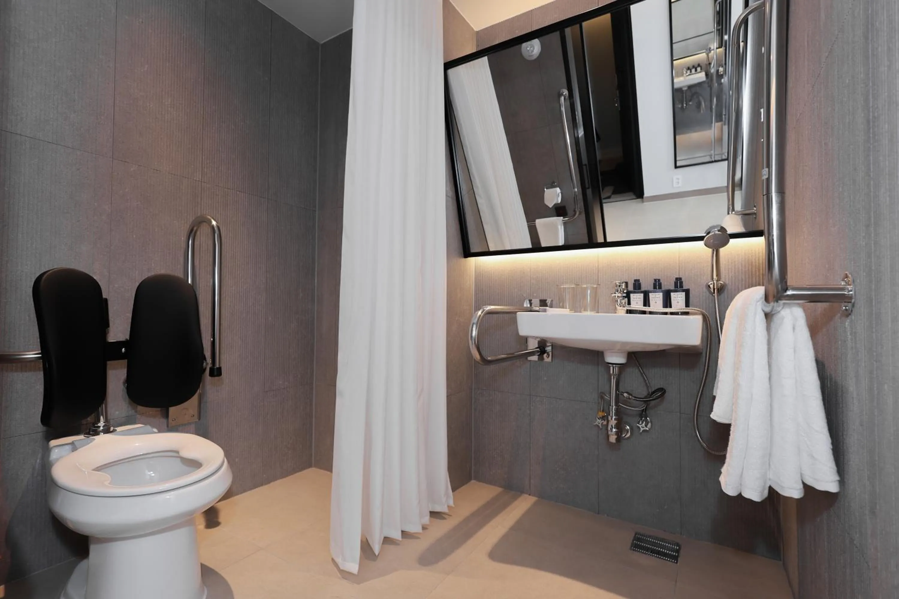 Shower in New Blanc Central Myeongdong