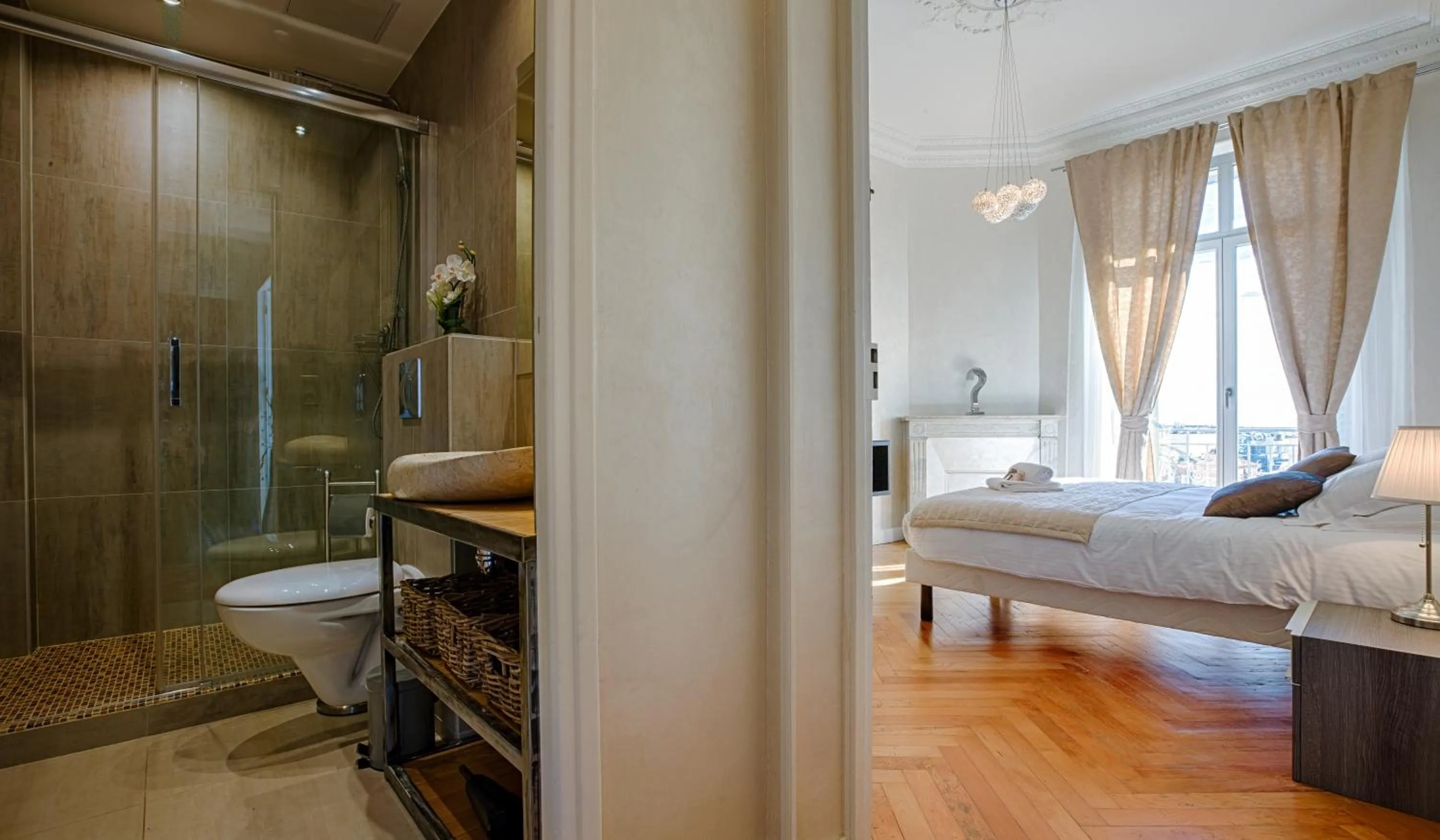 Shower, Bed in Appartement Vaste Horizon - LRA Cannes