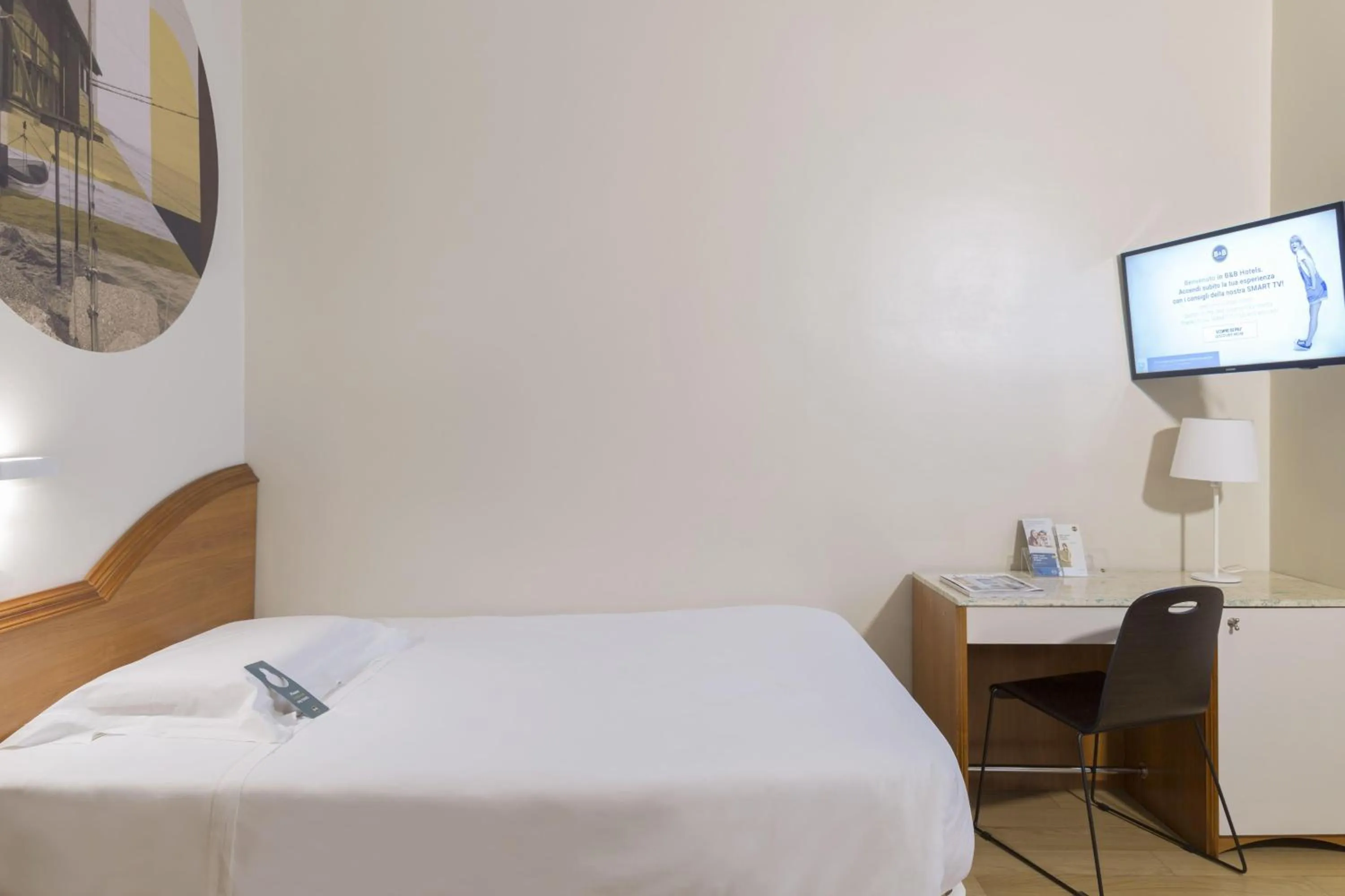 Photo of the whole room, Bed in B&B Hotel Pescara