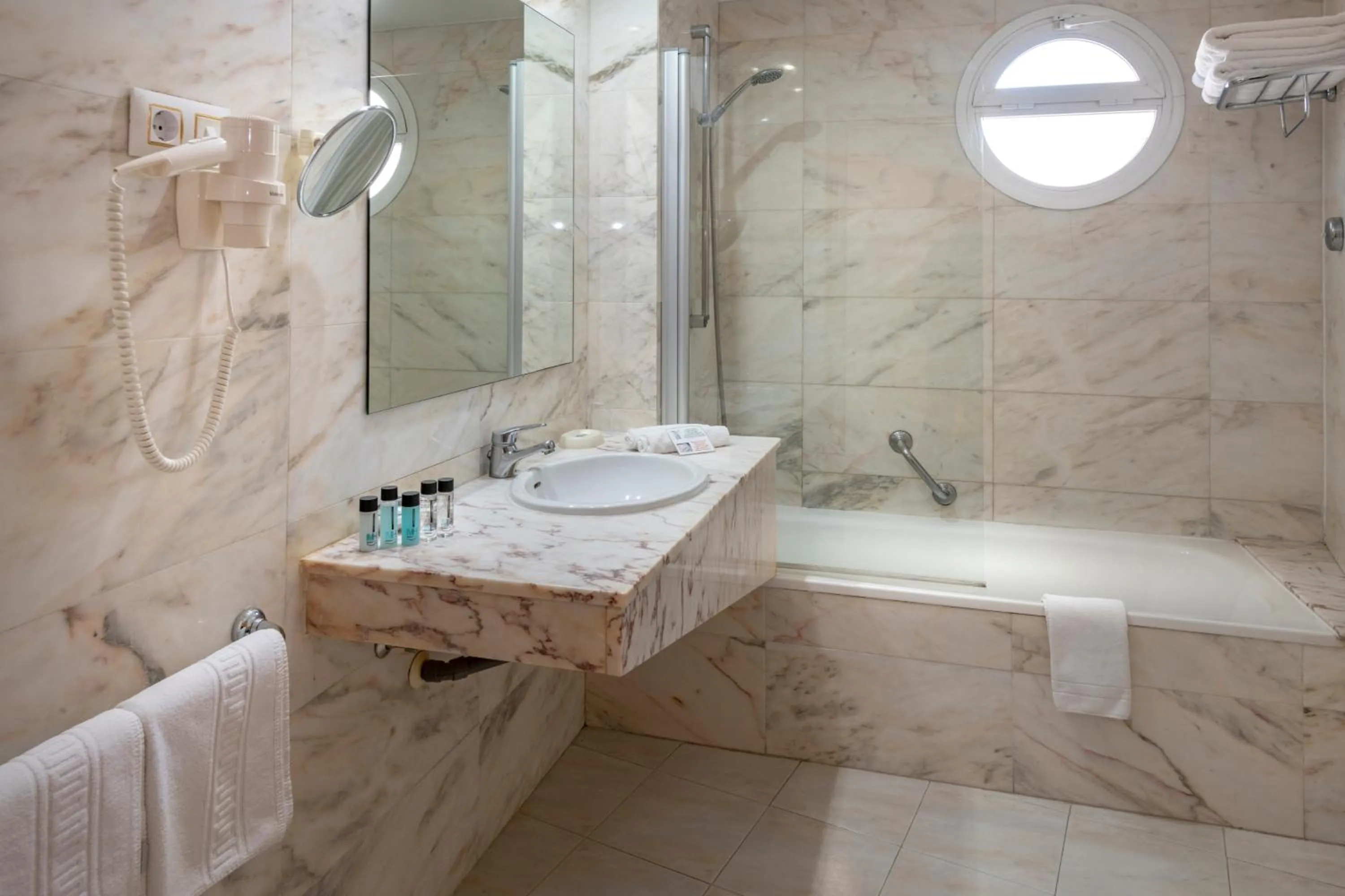 Bathroom in Mònica Hotel