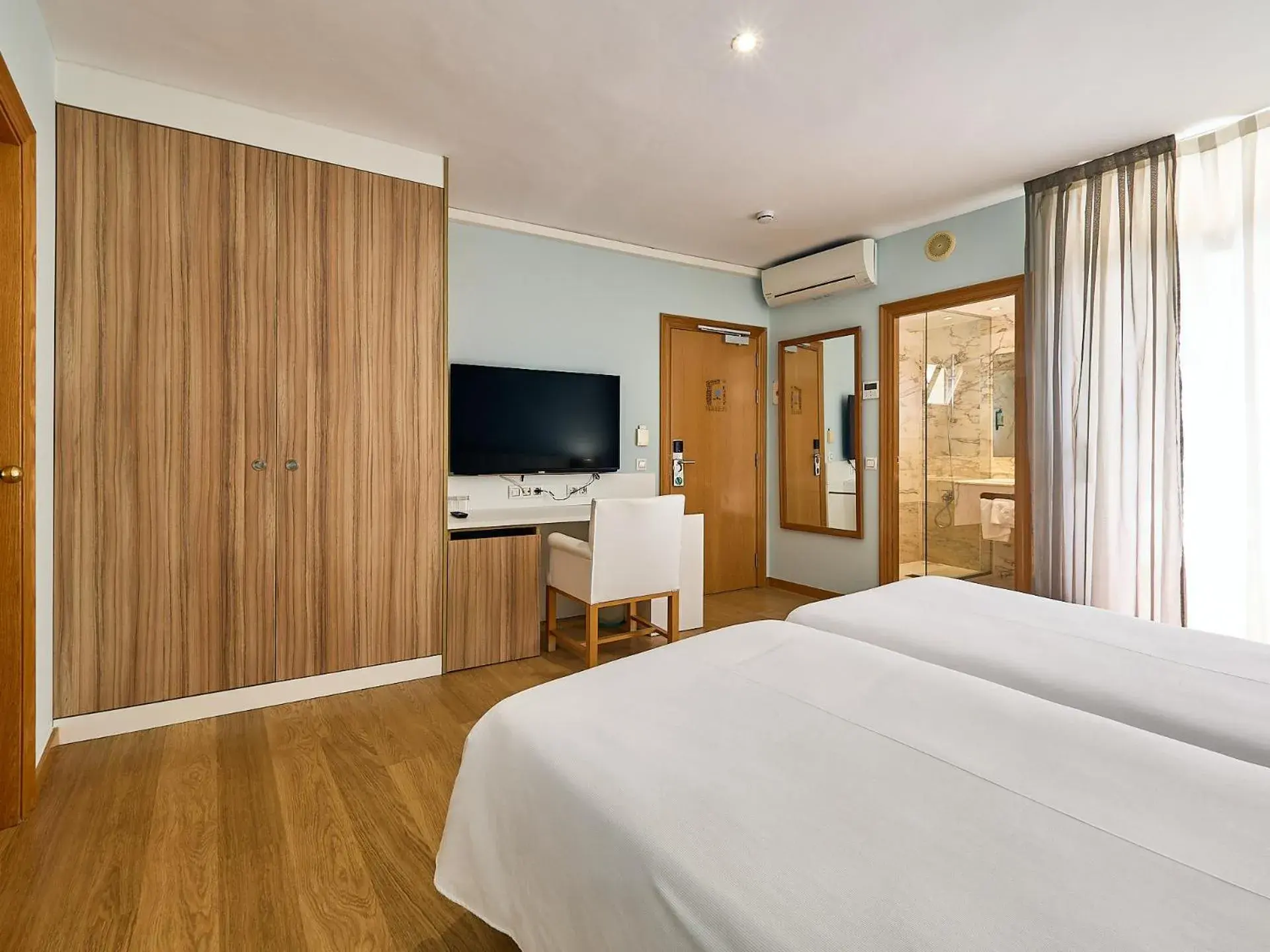 Photo of the whole room, Bed in Mònica Hotel Photo of the whole room, Bed in Mònica Hotel