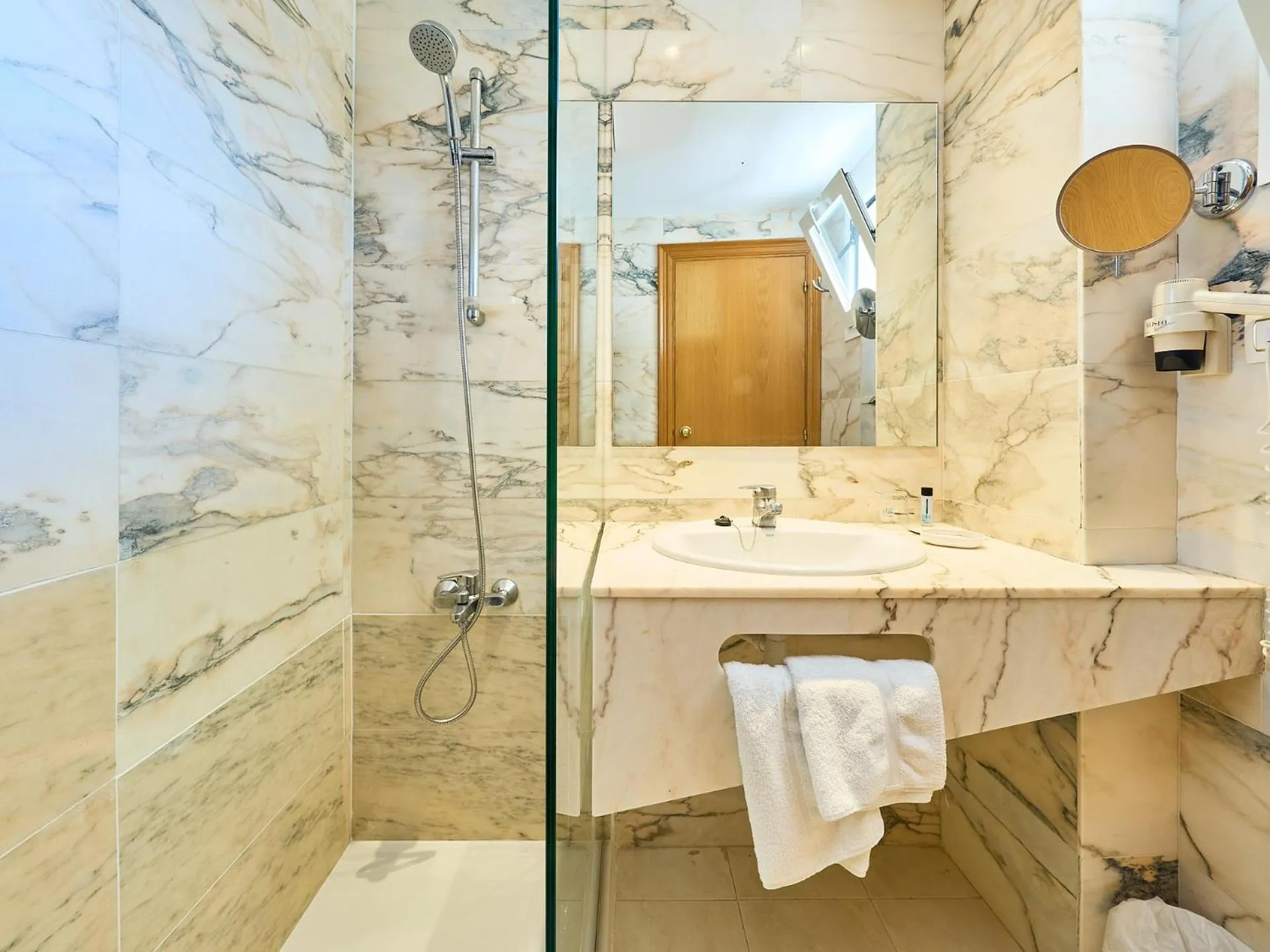 Shower in Mònica Hotel