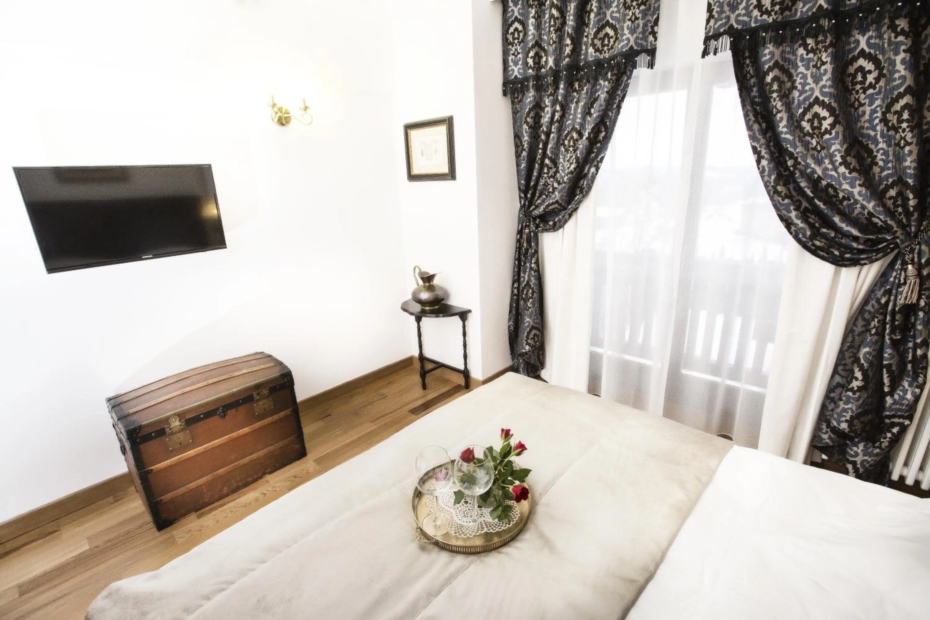 Decorative detail, Bed in Casa Din Bran - Inn Center