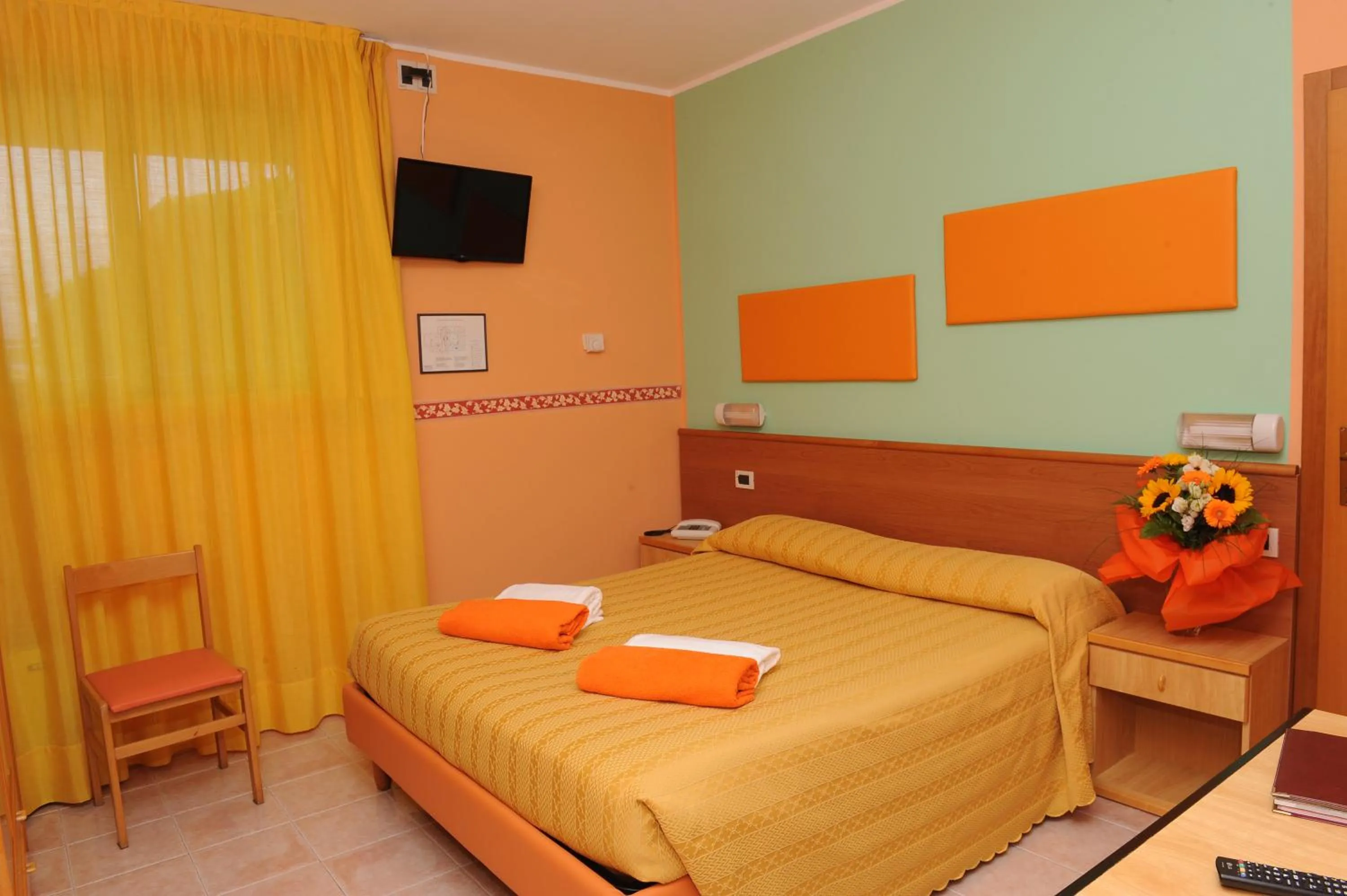 Shower, Bed in Hotel Cristallo