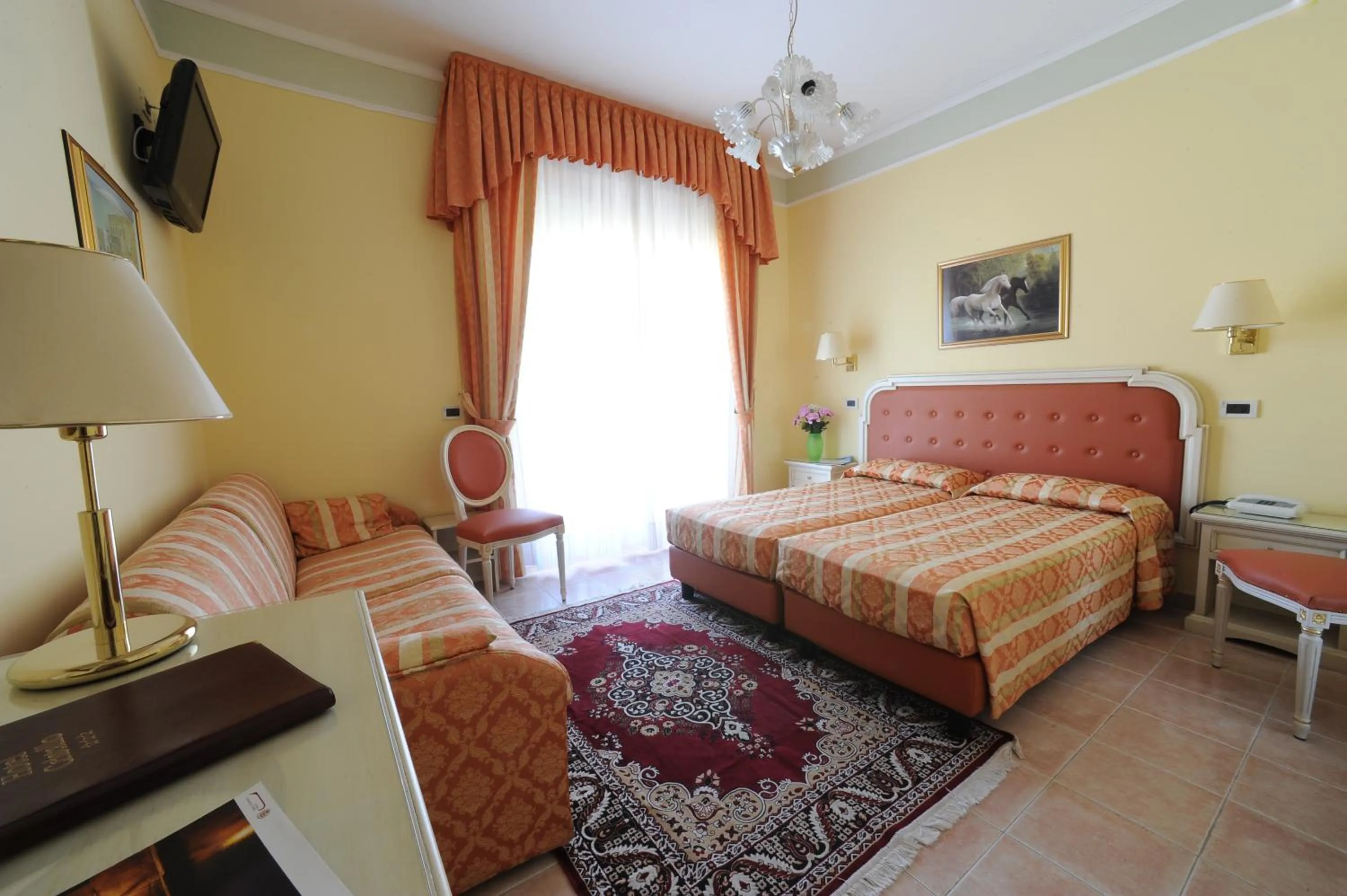 Shower, Bed in Hotel Cristallo