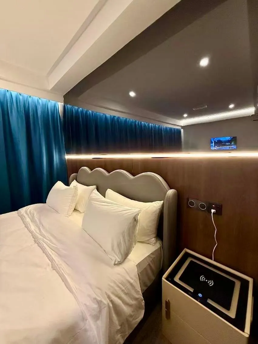 Bed in THE SWAN hotel