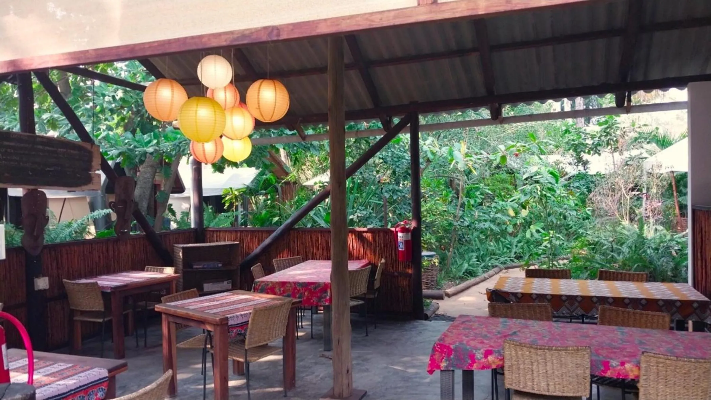 Restaurant/places to eat in DEVOCEAN Lodge