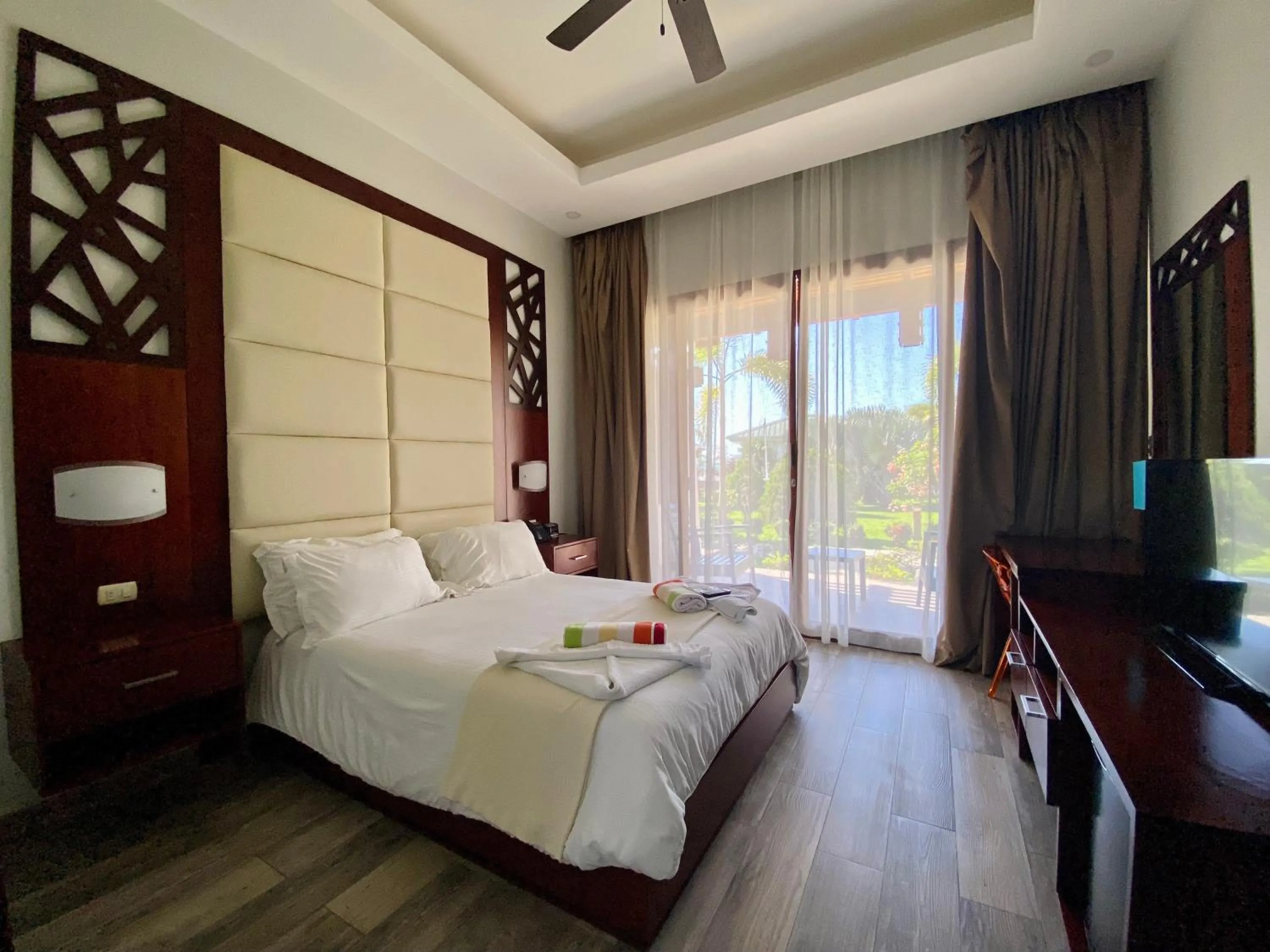 Bed in Paraiso Rainforest and Beach Hotel