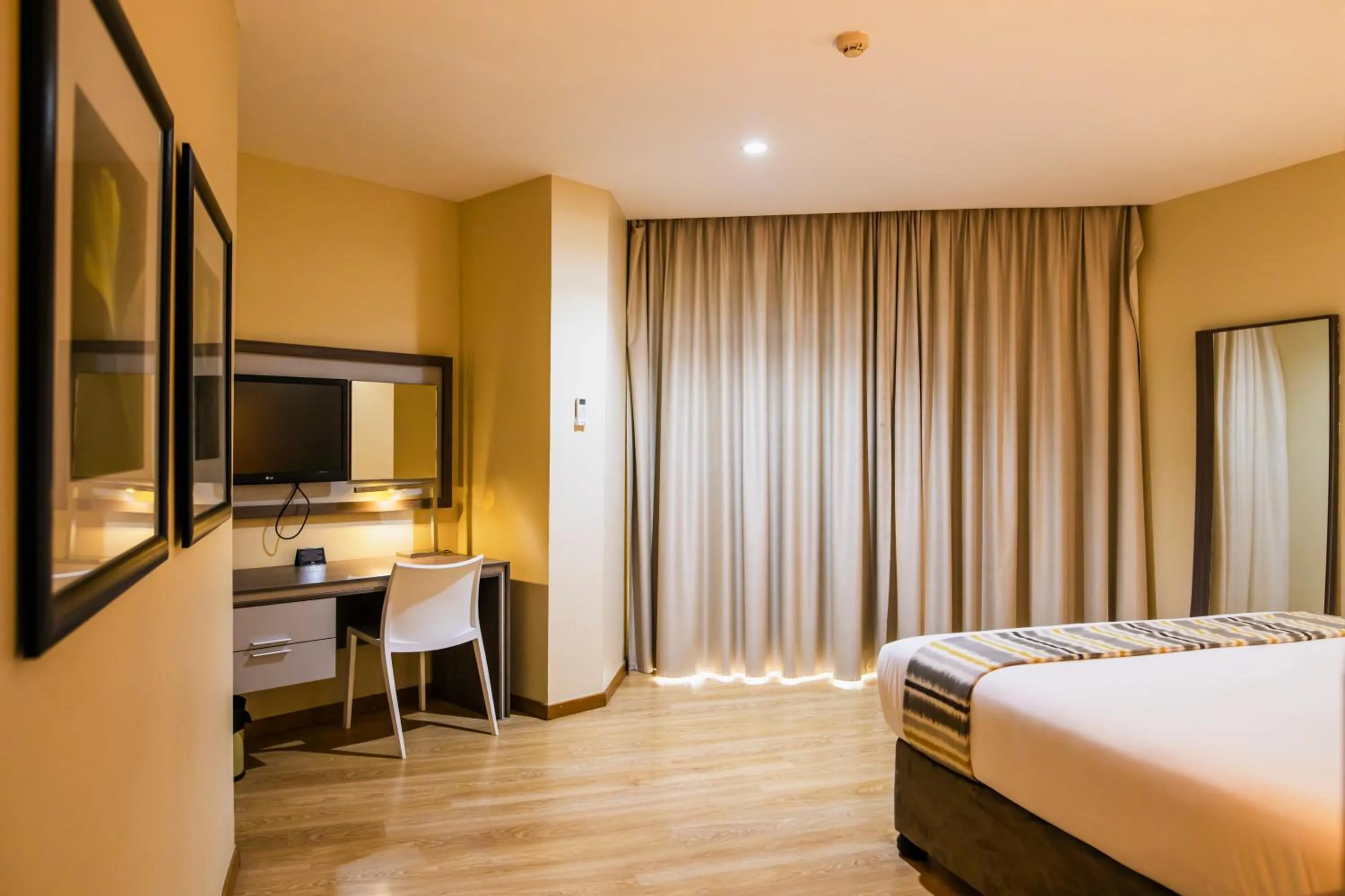 TV and multimedia, Bed in WL Hotel Maputo - City Center