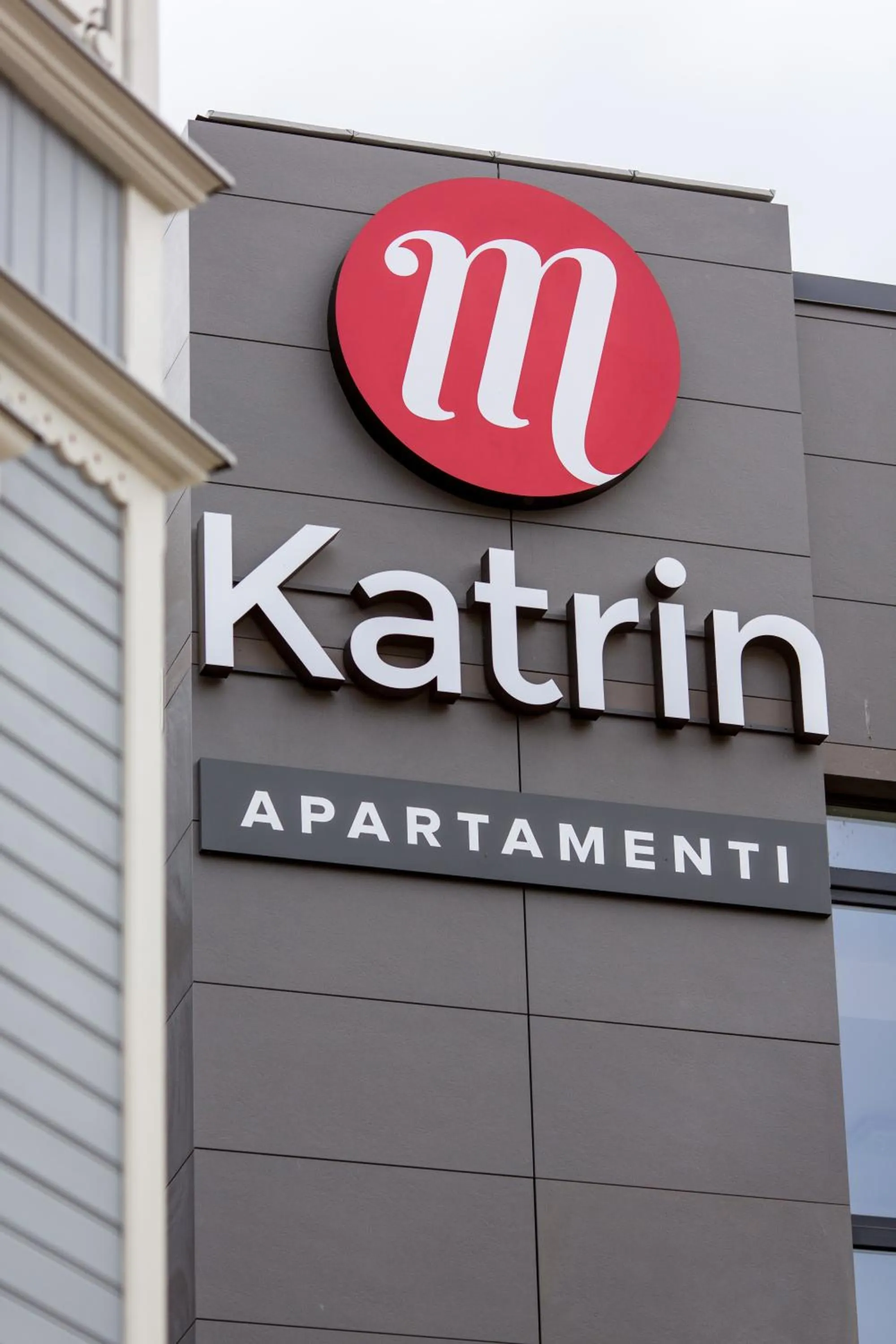 Facade/entrance in Katrin Apartments