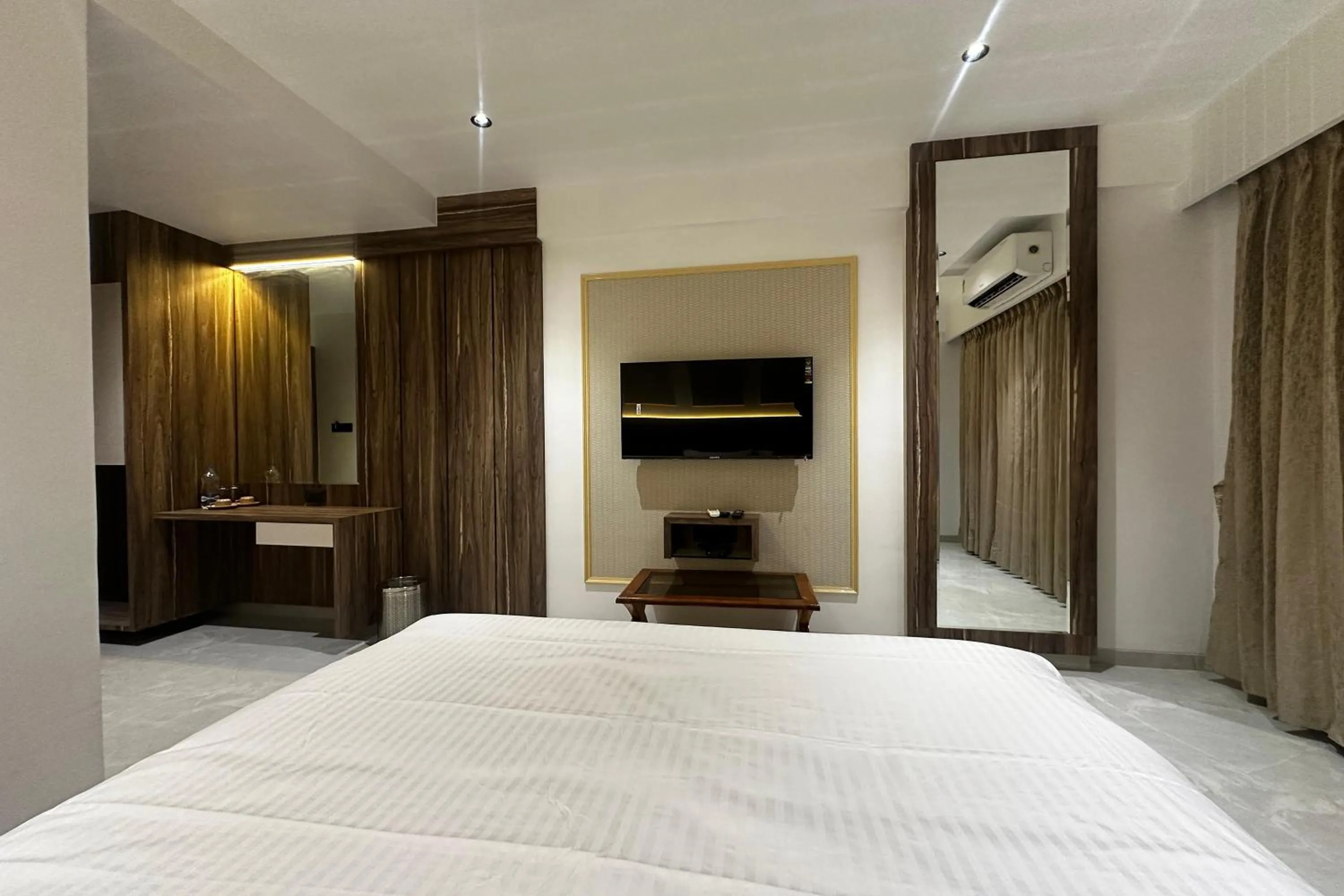 Bed in Hotel Kushala Grand, Dombivali