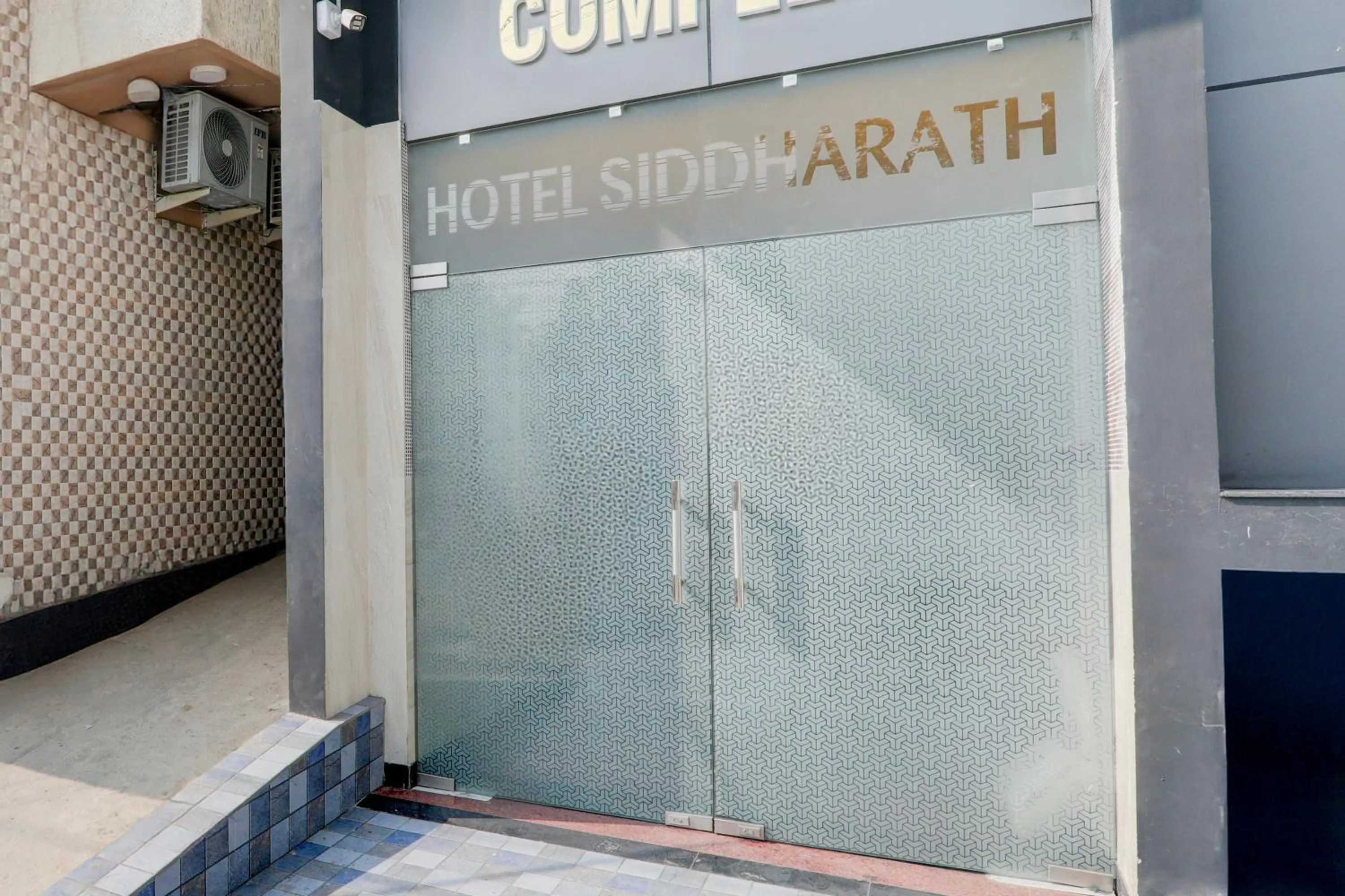 Facade/entrance in Collection O Siddharth Near A to Z Electronics